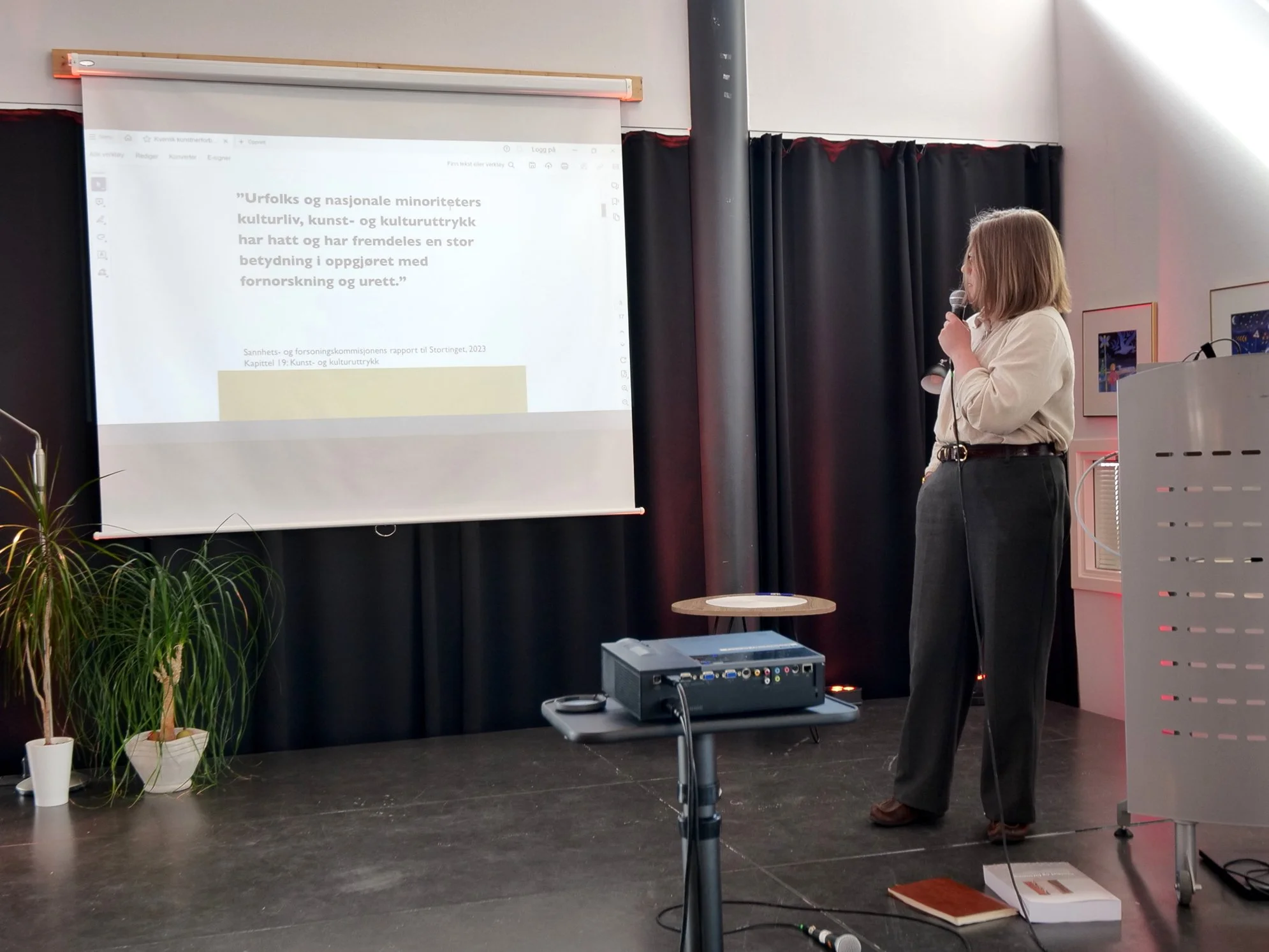  Den kvenske kunstneren Åsne Kummeneje Mellem presenterte Kvensk kunstnerforbund og snakket om den mye omtalte rapporten fra Sannhets- og forsoningskommisjonen. Foto: Inger Emilie Solheim  