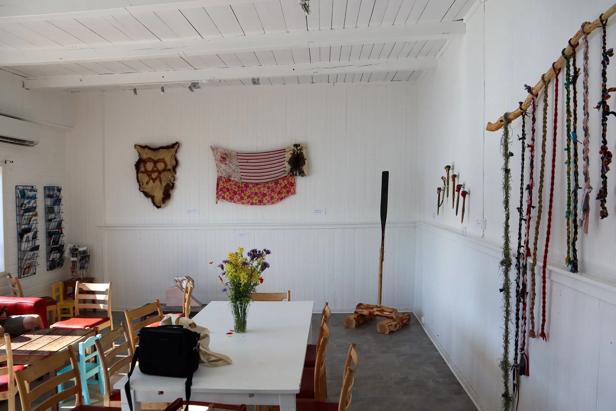  Gabriel Johann Kvendseths kunstneriske arbeider på Galleri Gálsá under Karlsøyfestivalen 2024. Foto: Jarl R. Gjerde 