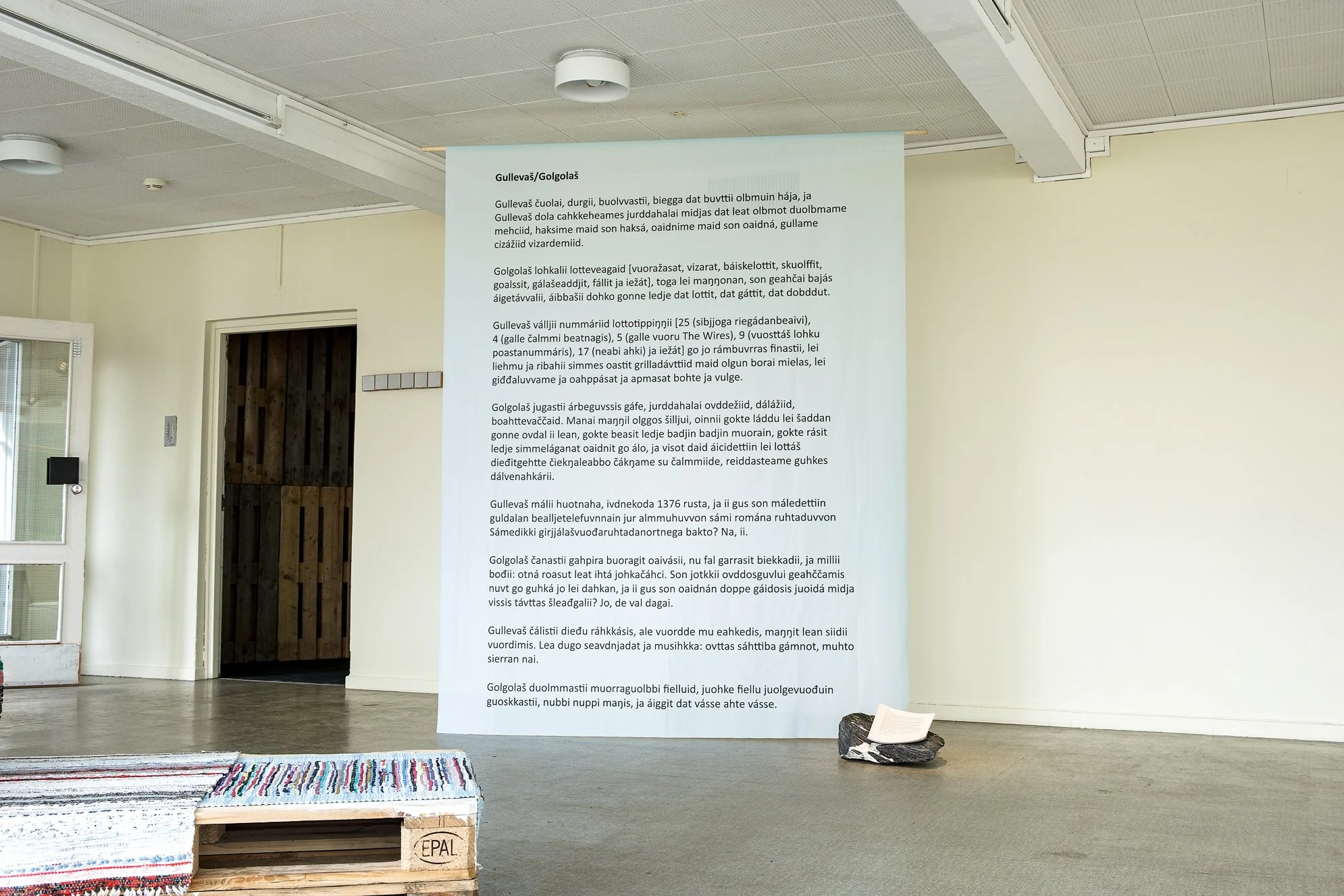  Gullevaš / Gologaš  (2024), tekst på tekstil av Sigbjørn Skåden .  Foto: Magnus Holmen / Tromsø Kunstforening. 