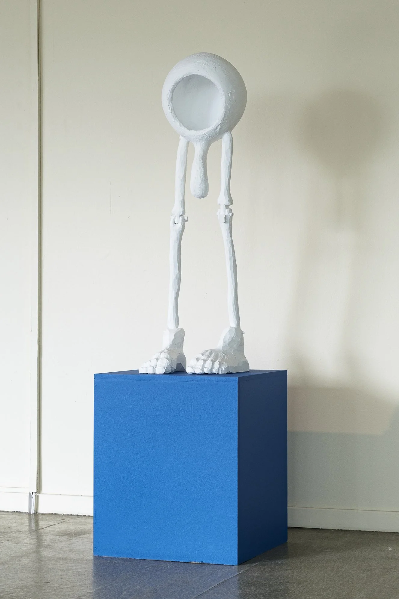   En hopplöst artificiell nahppie på jakt efter marken som en gång fanns  (2024), skulptur av Olof Marsja. Foto: Magnus Holmen / Tromsø Kunstforening. 