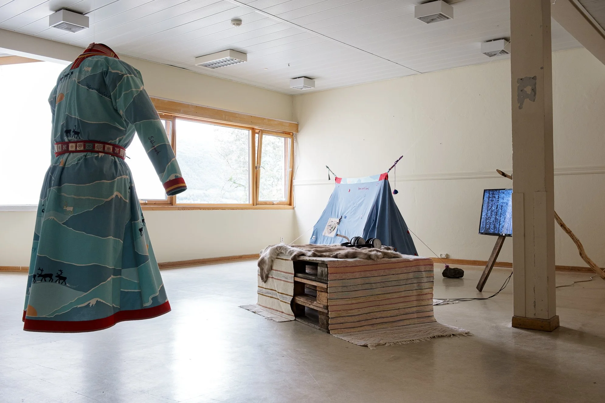   Häjmmabájkke / Hem / Beloved Home  (2024) av Katarina Spik Skum. Foto: Tromsø Kunstforening / Magnus Holmen 