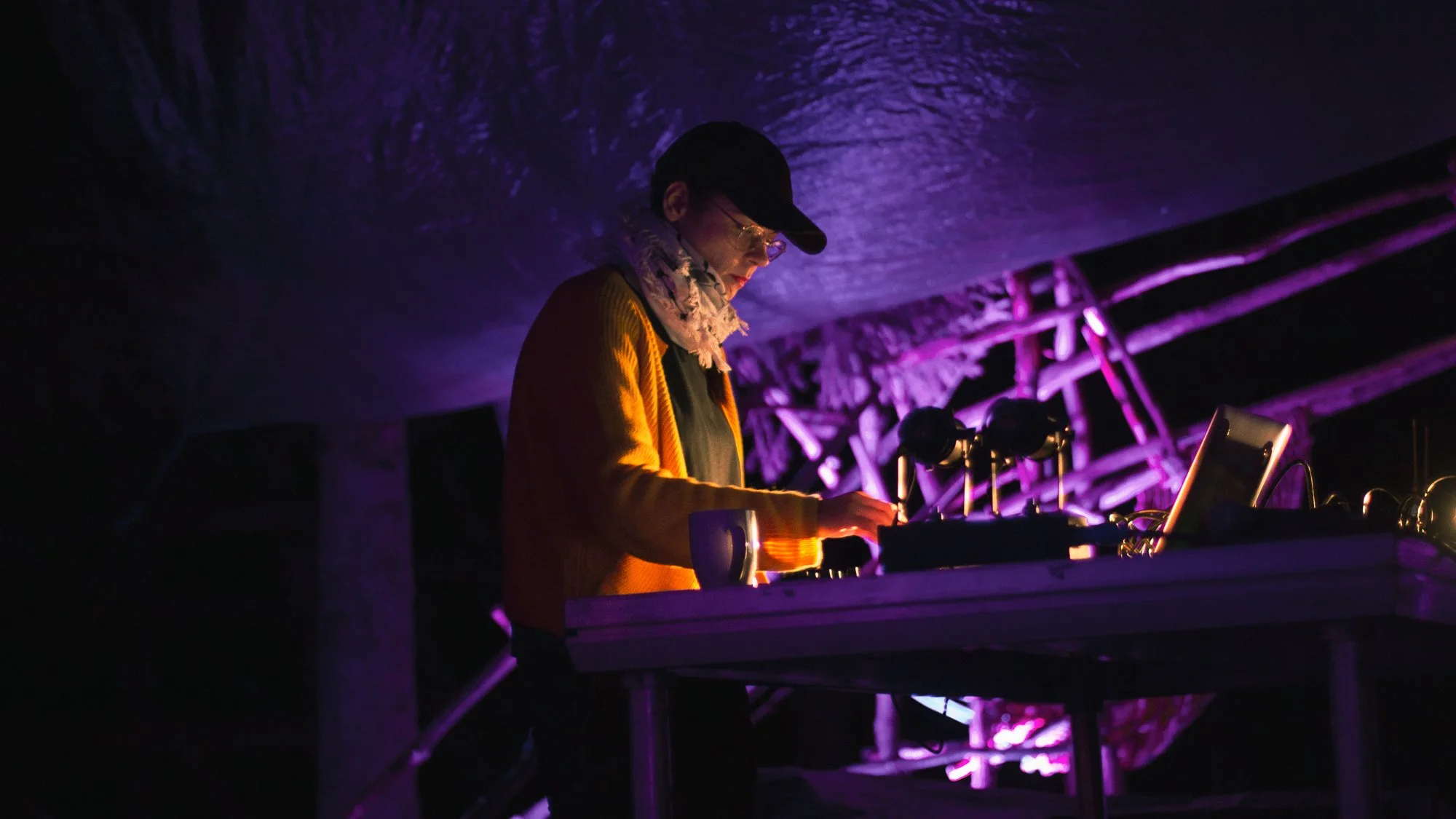  Foto: Charlotte Bendiks, kurator og en av artistene i  Outsiders  under Insomnia 2024. Foto: Eleni Kontostathi 
