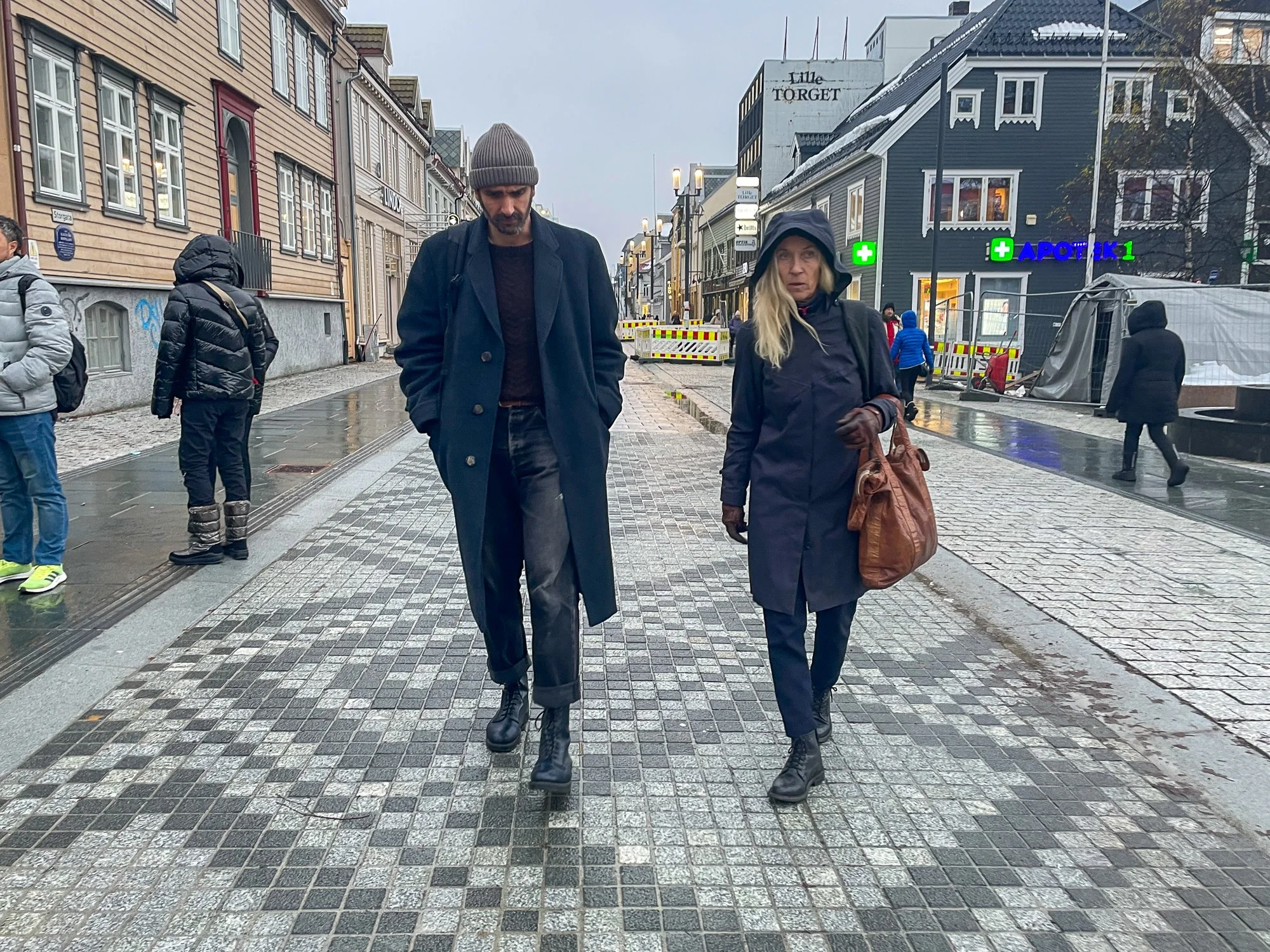 Viel Bjerkeset Andersen med kunstner Sayed Sattar Hasan som står bak verket  Tromsø/Romsa/Tromssa  (2024) i Tromsø. Foto: Berit Steenstrup 