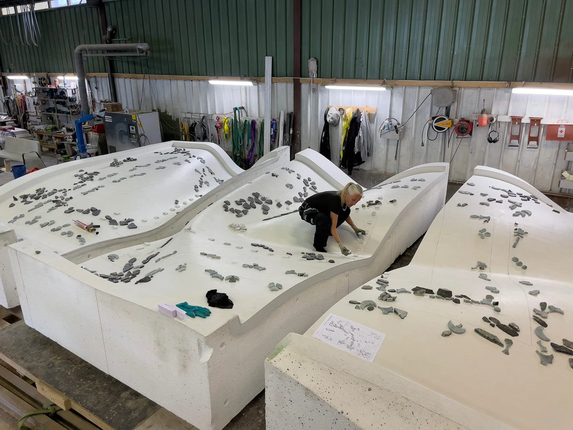  Viel Bjerkeset Andersen arbeider med sitt eget verk  Mellomlanding  (2024) ved Refstad skole i Oslo. Verket er del av Oslo Kommunes Kunstsamling. Foto: Tunge Ting AS 