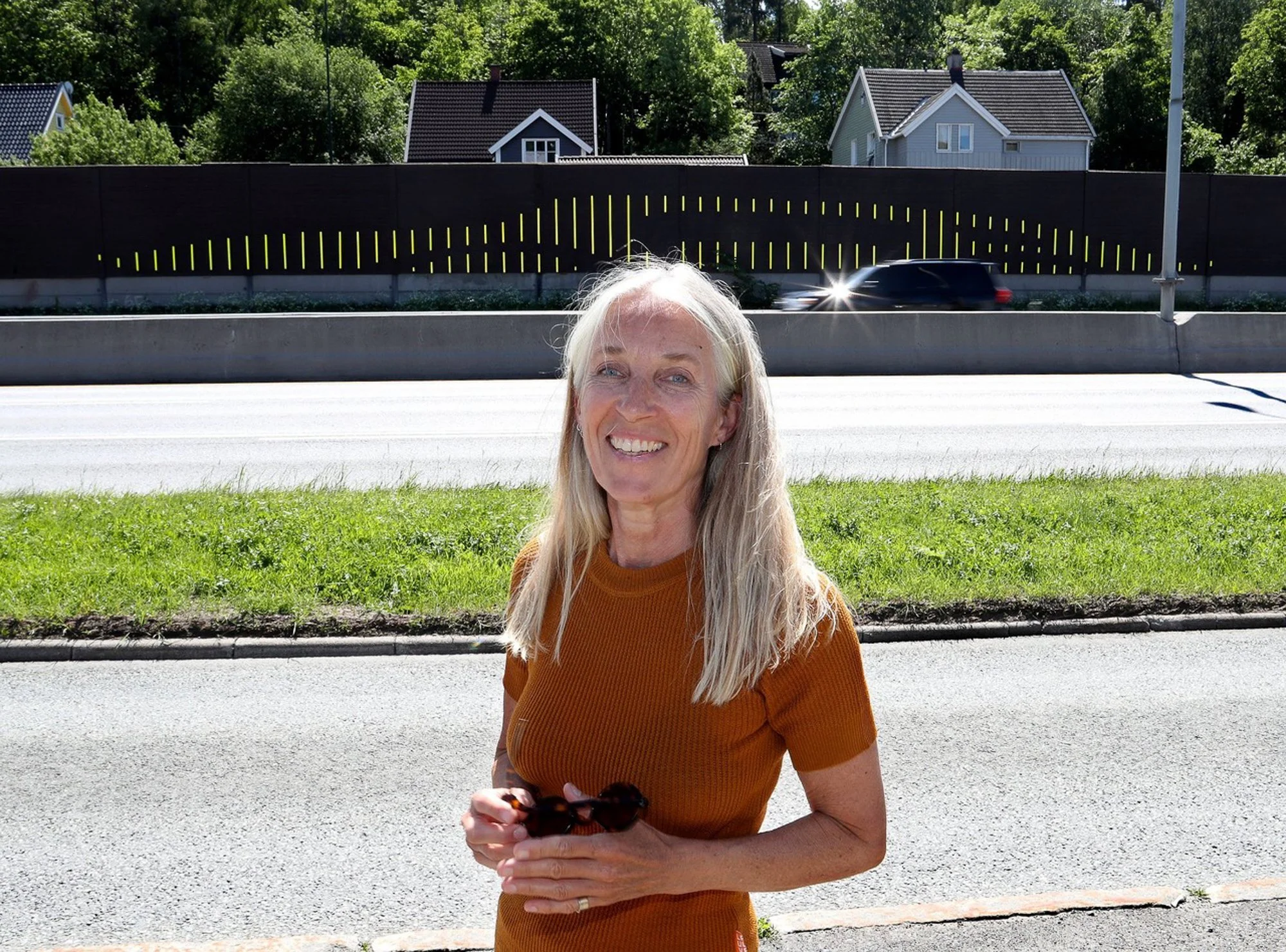  Viel Bjerkeset Andersen foran verket sitt  Refleksbilen  (1994) i 2021. Foto: Trine Jødal for Bærum Budstikke.&nbsp; 