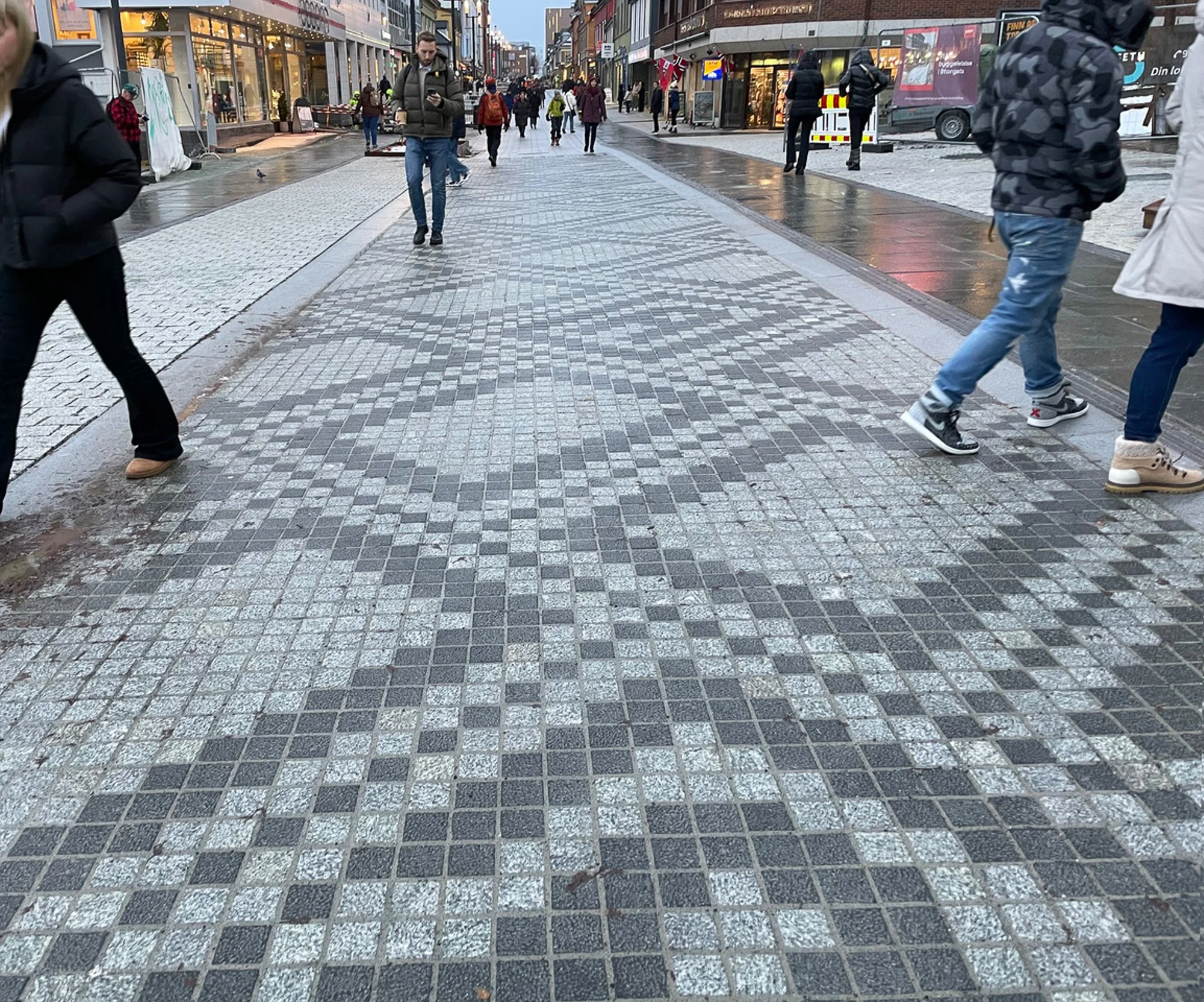   Tromsø/Romsa/Tromssa  (2024) av Sayed Sattar Hasan. Verket er integrert i gågata ved Stortorget i Tromsø sentrum. Viel Bjerkeset Andersen og Berit Steenstrup er kunstkonsulenter for prosjektet. Foto: Viel Bjerkeset Andersen. 