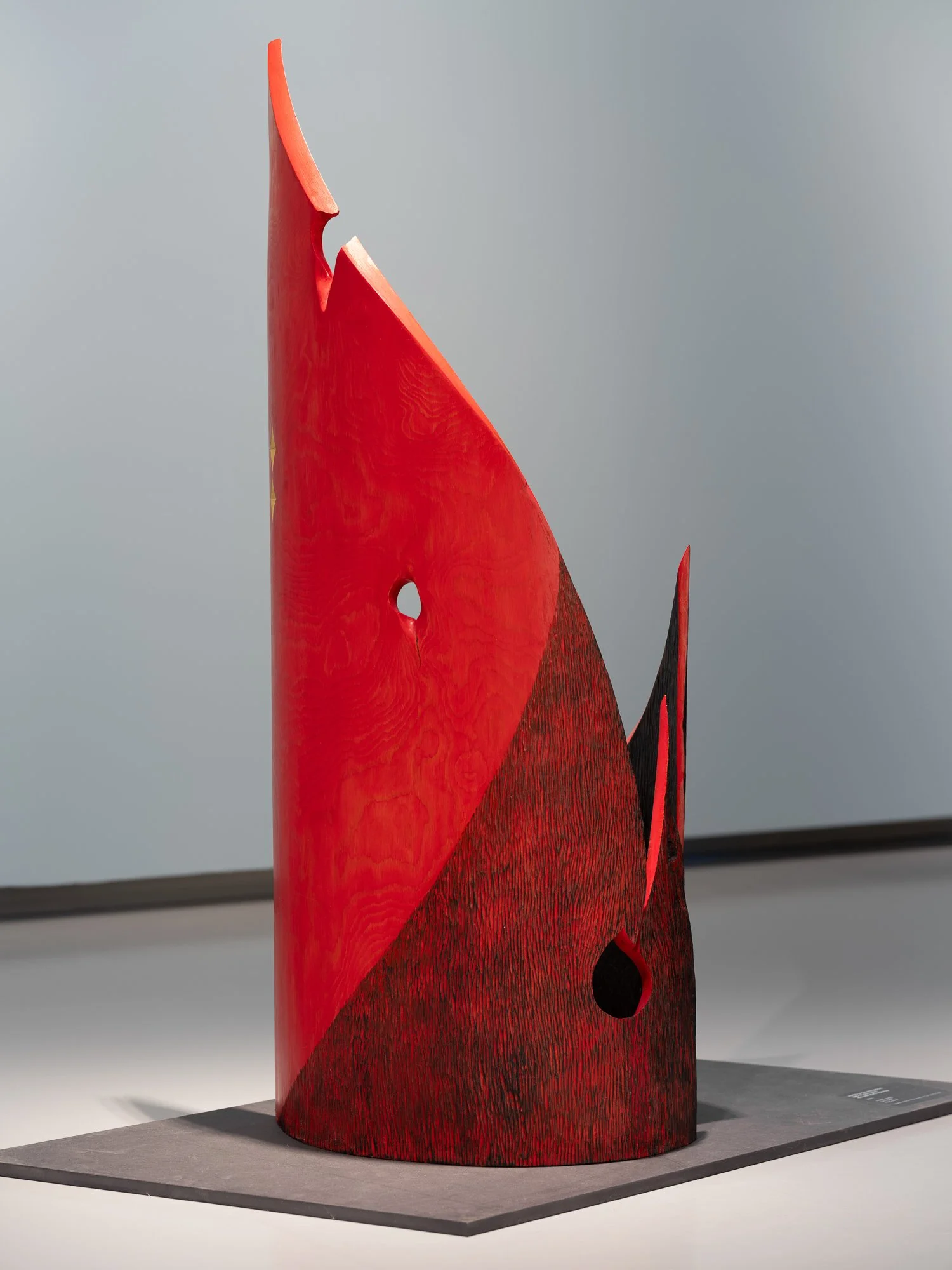  Rød og sort sorg  (2006) av Ingunn Utsi. Foto: Nordnorsk Kunstmuseum / Kim G. Skytte 