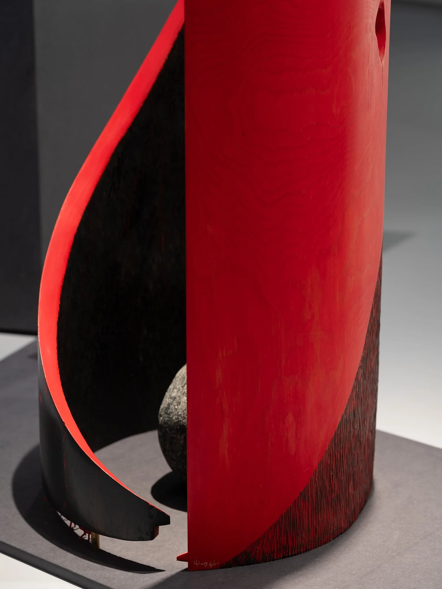   Rød og sort sorg  (2006) av Ingunn Utsi. Foto: Nordnorsk Kunstmuseum / Kim G. Skytte 