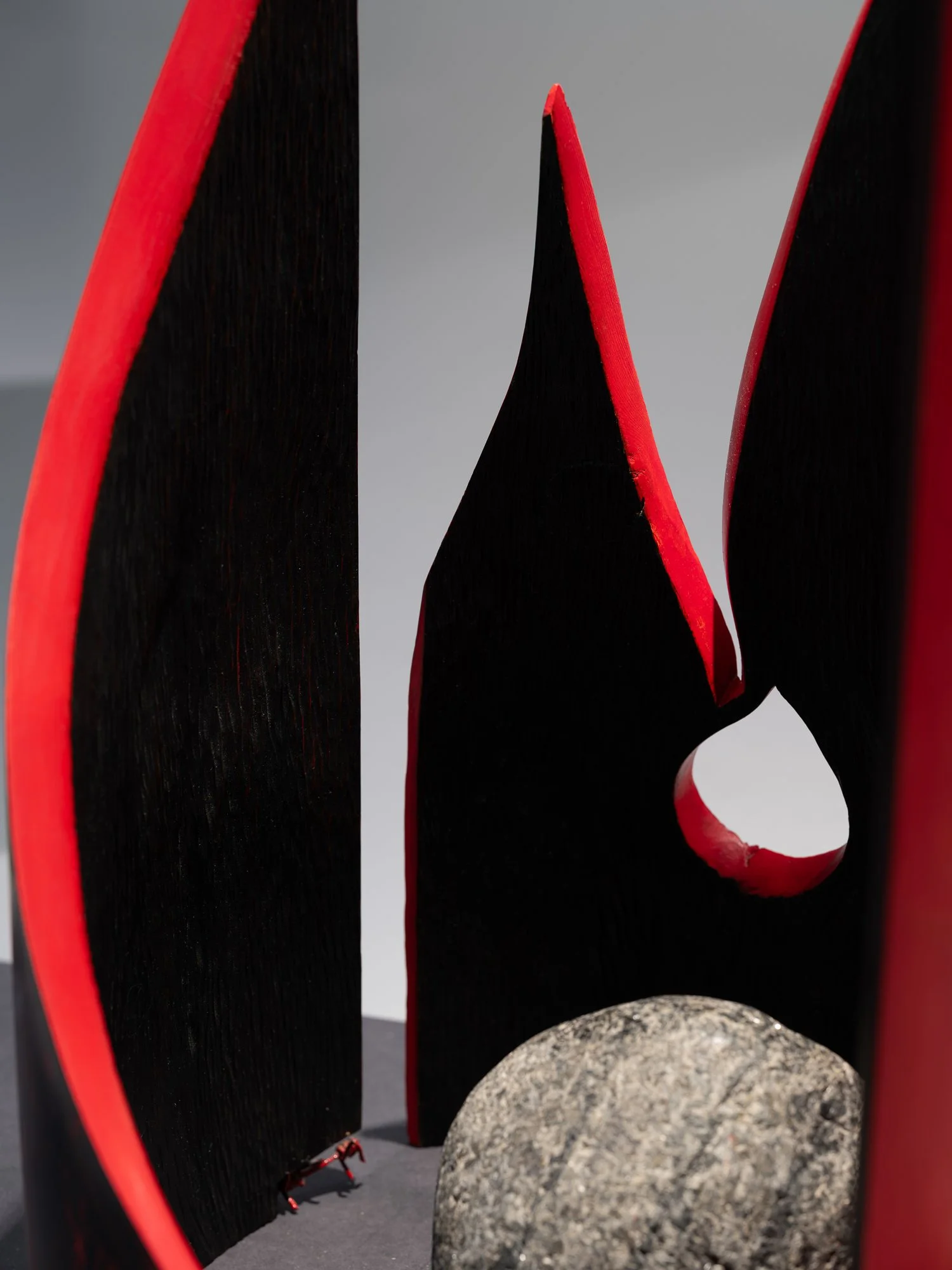   Rød og sort sorg  (2006) av Ingunn Utsi. Foto: Nordnorsk Kunstmuseum / Kim G. Skytte 