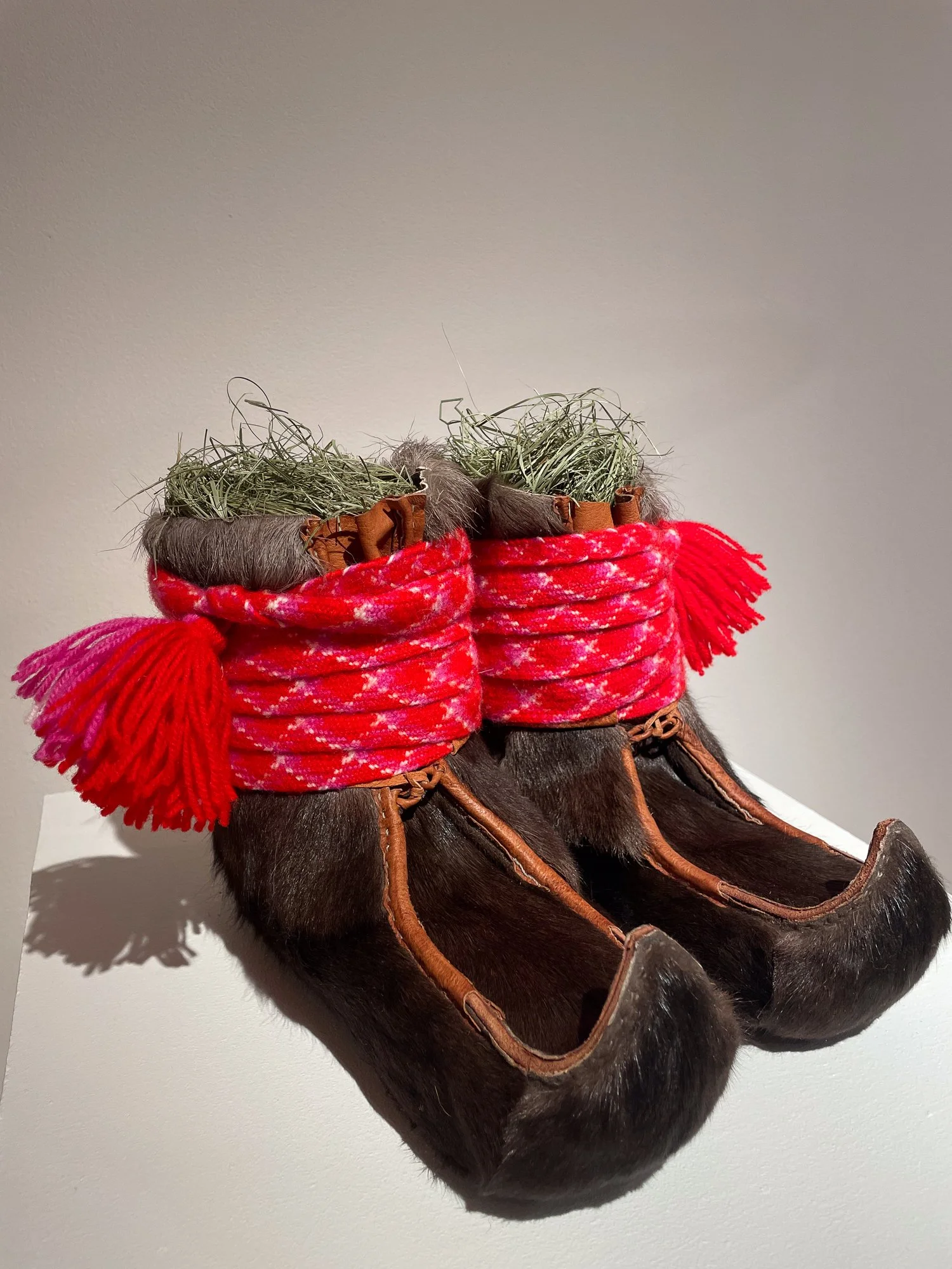  Nuvtaga&nbsp;(lulesamiske bellingsko) laget av Sunn-Inga Rimpi i utstillingen&nbsp;Oahppij vuosádis – Goh nænnoes soeneh (sterk som senetråd). Foto: Eva Maria Fjellheim 