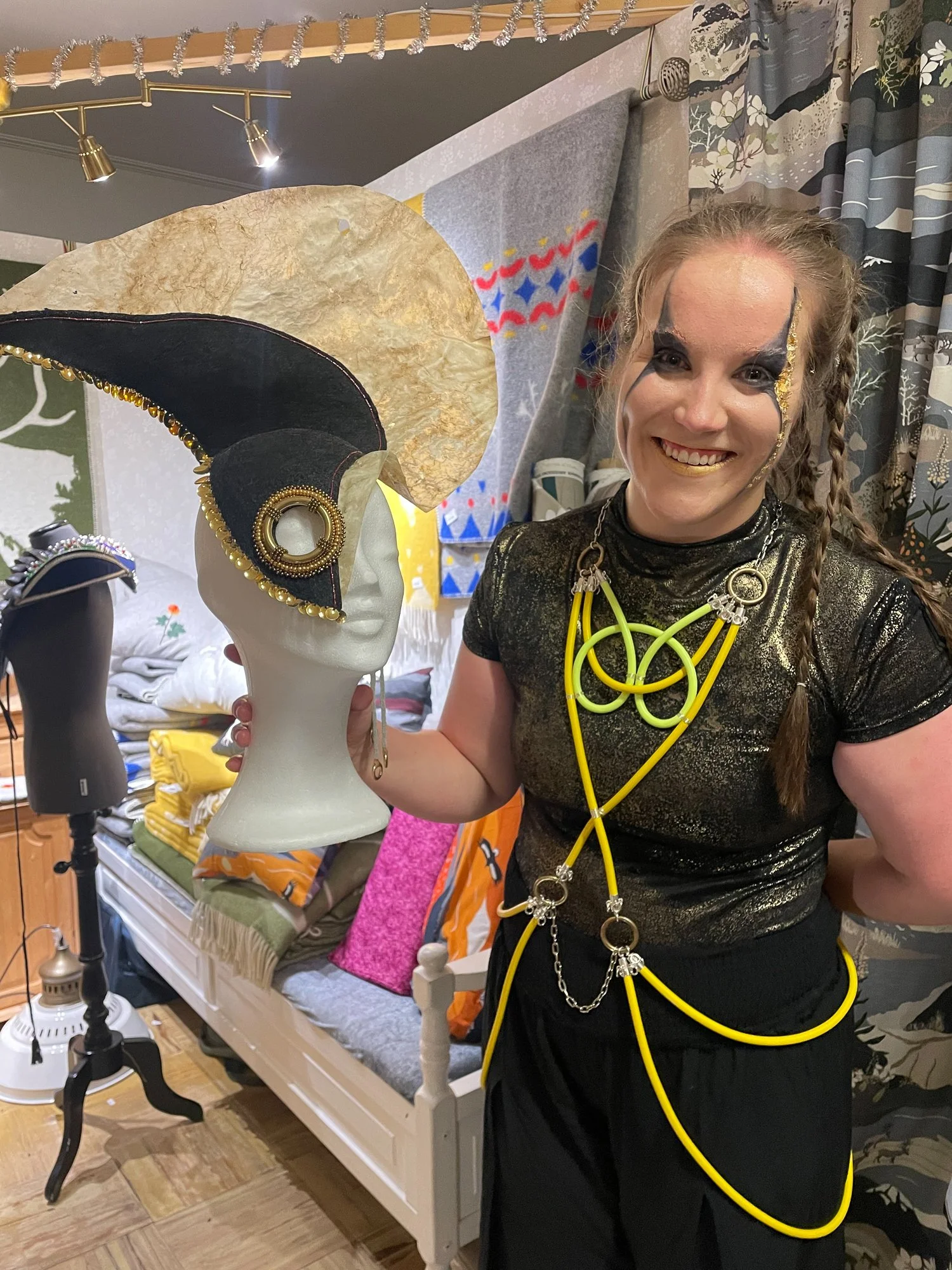 Ánna-Katri Helander i et av antrekkene, laget av Ann-Sofie Kallok, etter forestillingen Guoddi&nbsp;på Fjällriket.&nbsp;Foto: Eva Maria Fjellheim.&nbsp; 