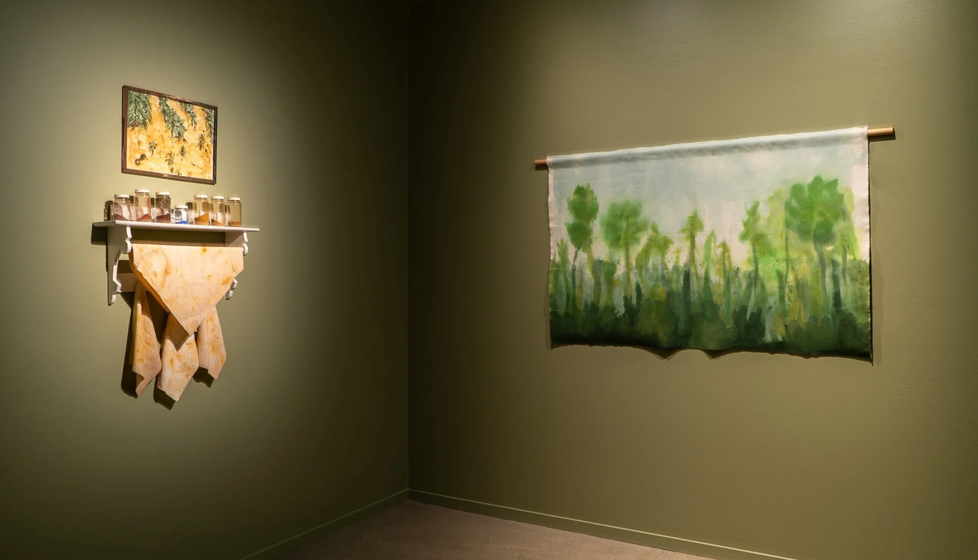   Tunkkiilta  ( Fra slagghaugene ) (2020) og  Villimettä  ( Villskog ) (2022) av Ingebjørg Vatne. Foto: Nordnorsk Kunstmuseum 