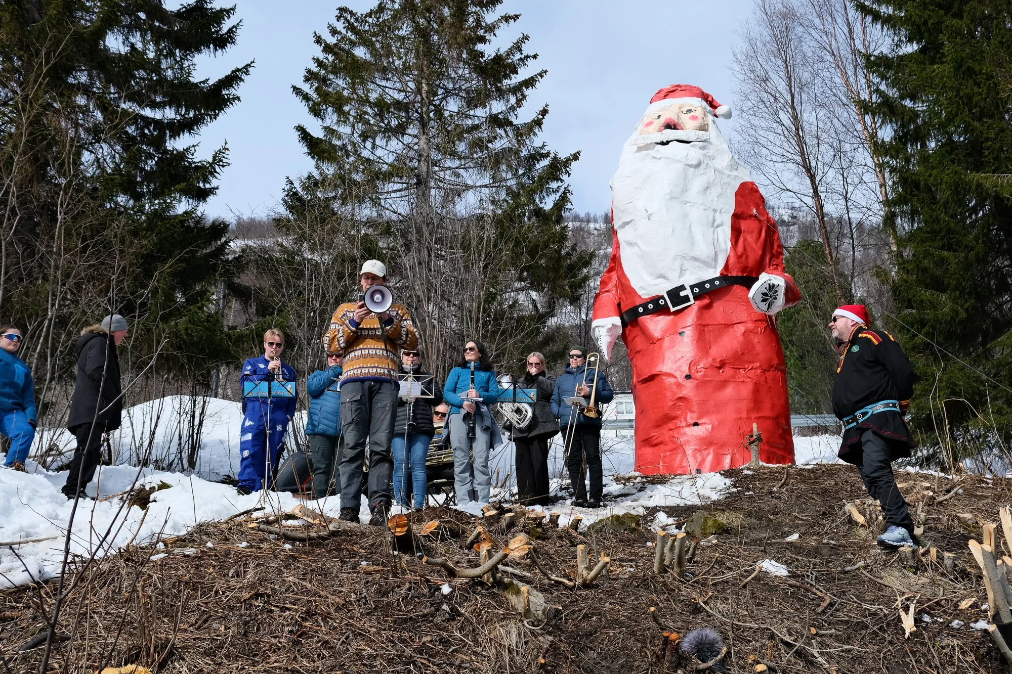  Avduking av Gollis etter restaurering. I forkant, med ropert, står Ole Petter Ribe og leser åpningstalen fra den opprinnelige åpninga i 1992. Foto: Magnus Holmen / Kurant Visningsrom 