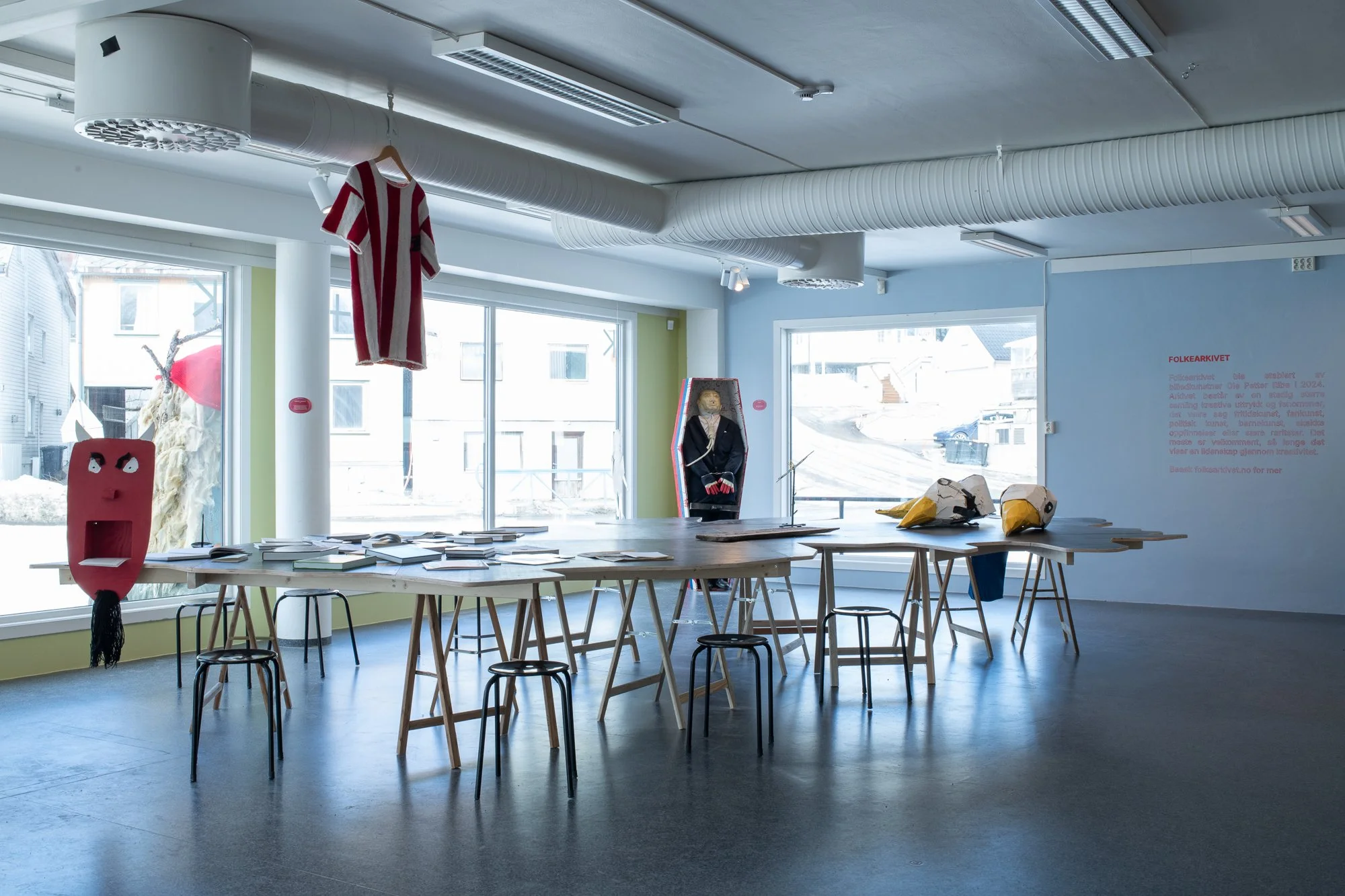  Inngangspartiet i utstllingen  Nerdland, Troll og Fanemark  hos Kurant visningsrom. Foto: Mihály Stefanovicz / Kurant Visningsrom 