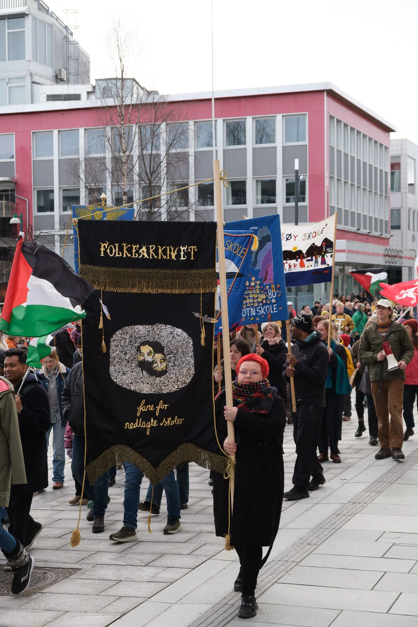  Markering av Arbeidernes dag i Tromsø med sørgefange for nedlagte skoler. Fanen er laget av Storm Drabitius. Foto: Magnus Skei Holmen / Kurant visningsrom 