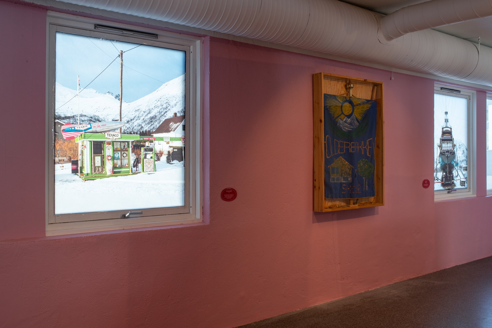  Foto av Eiler Nikolaisens amerikanskinspirerte Texacobod i Laupstad, Nordland. Foto: Mihály Stefanovicz / Kurant Visningsrom 