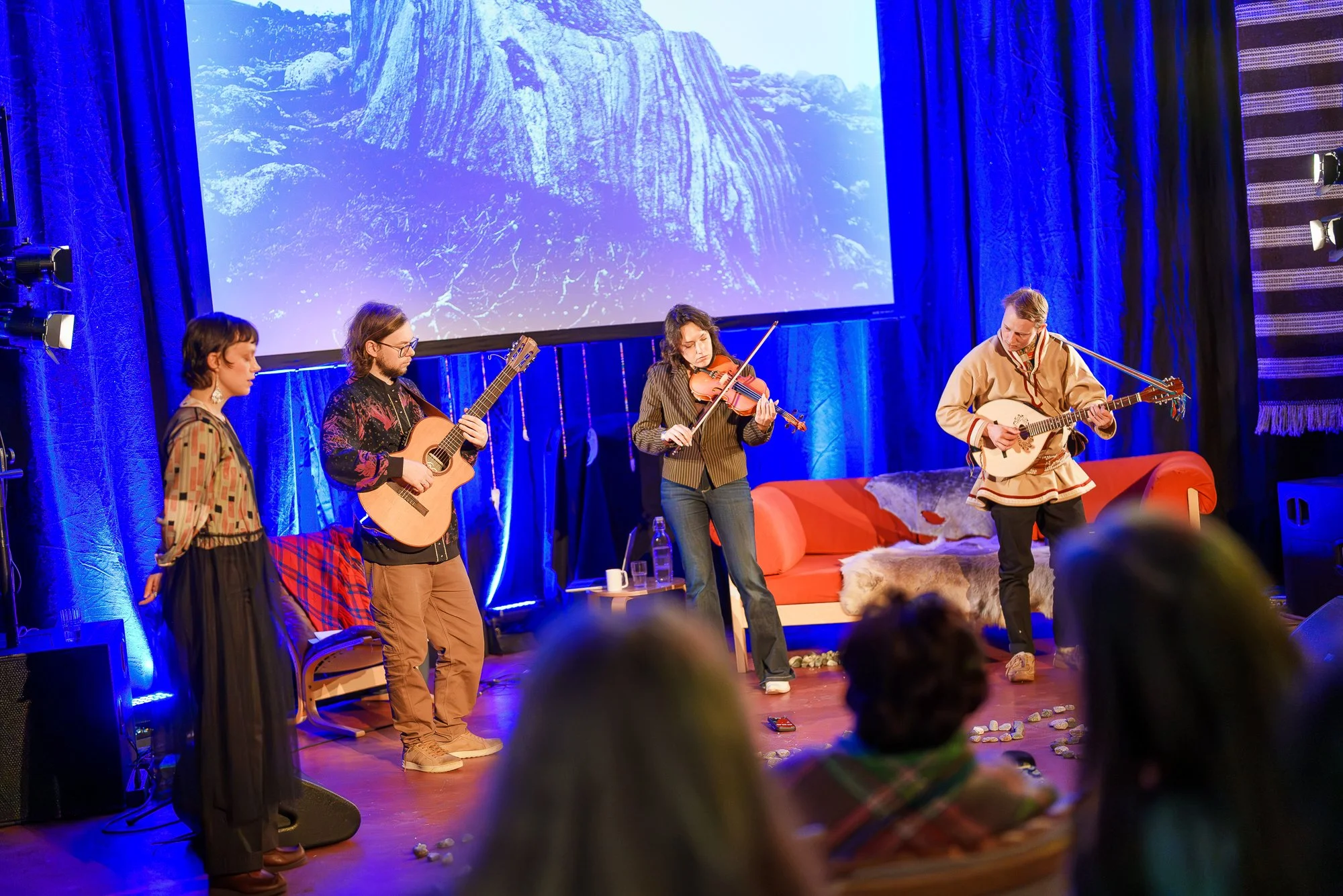  Performance i regi av oglála lakȟóta-kunstner, komponist og akademiker Suzanne Kite som inviterte med seg Elina Waage Mikalsen, Viktor Bromstad og Emil Karlsen. Foto: Ørjan Marakatt Bertelsen 