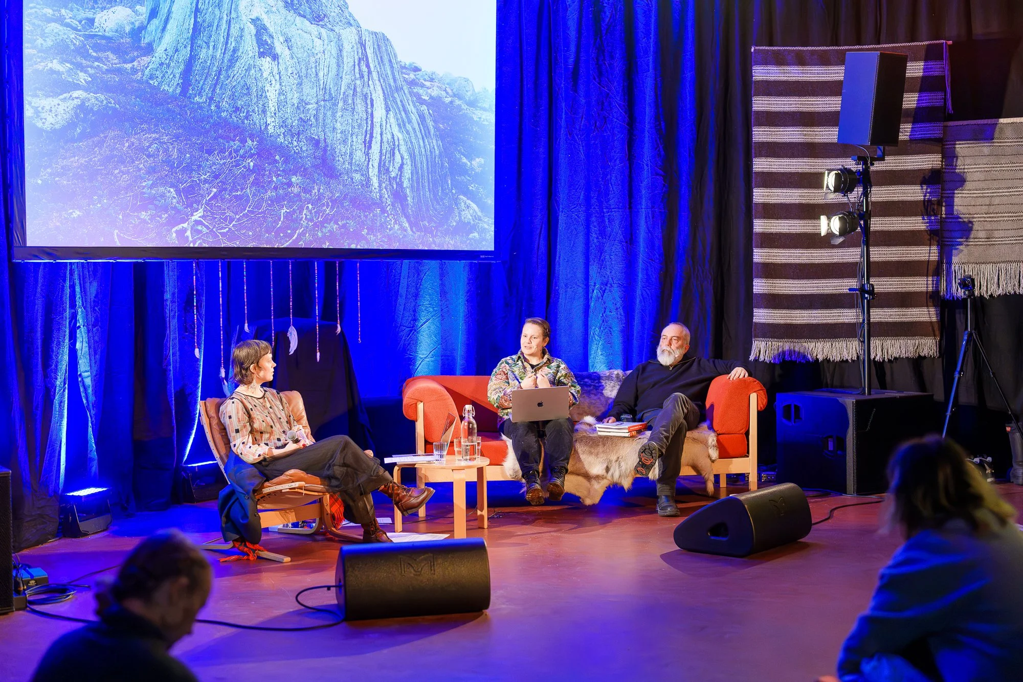 Šuvva: en sanselig og filosofisk lydcollage i talkshow-format