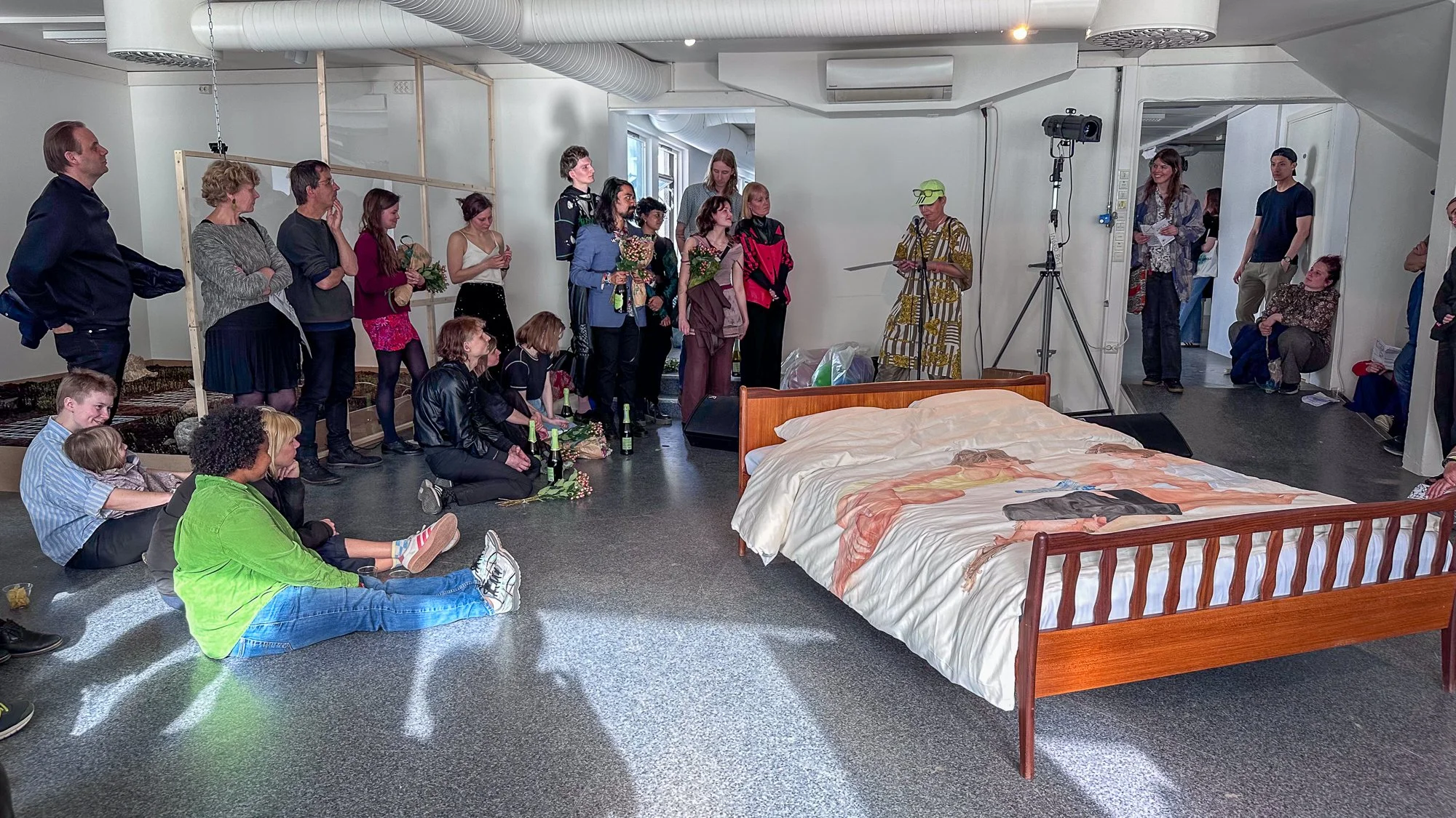  Lisa Torell, professor ved Kunstakademiet i Tromsø, holder tale under åpningen av årets avgangsutstilling « I  can only be thought in relation to  we ». Foto: Hilde Sørstrøm 