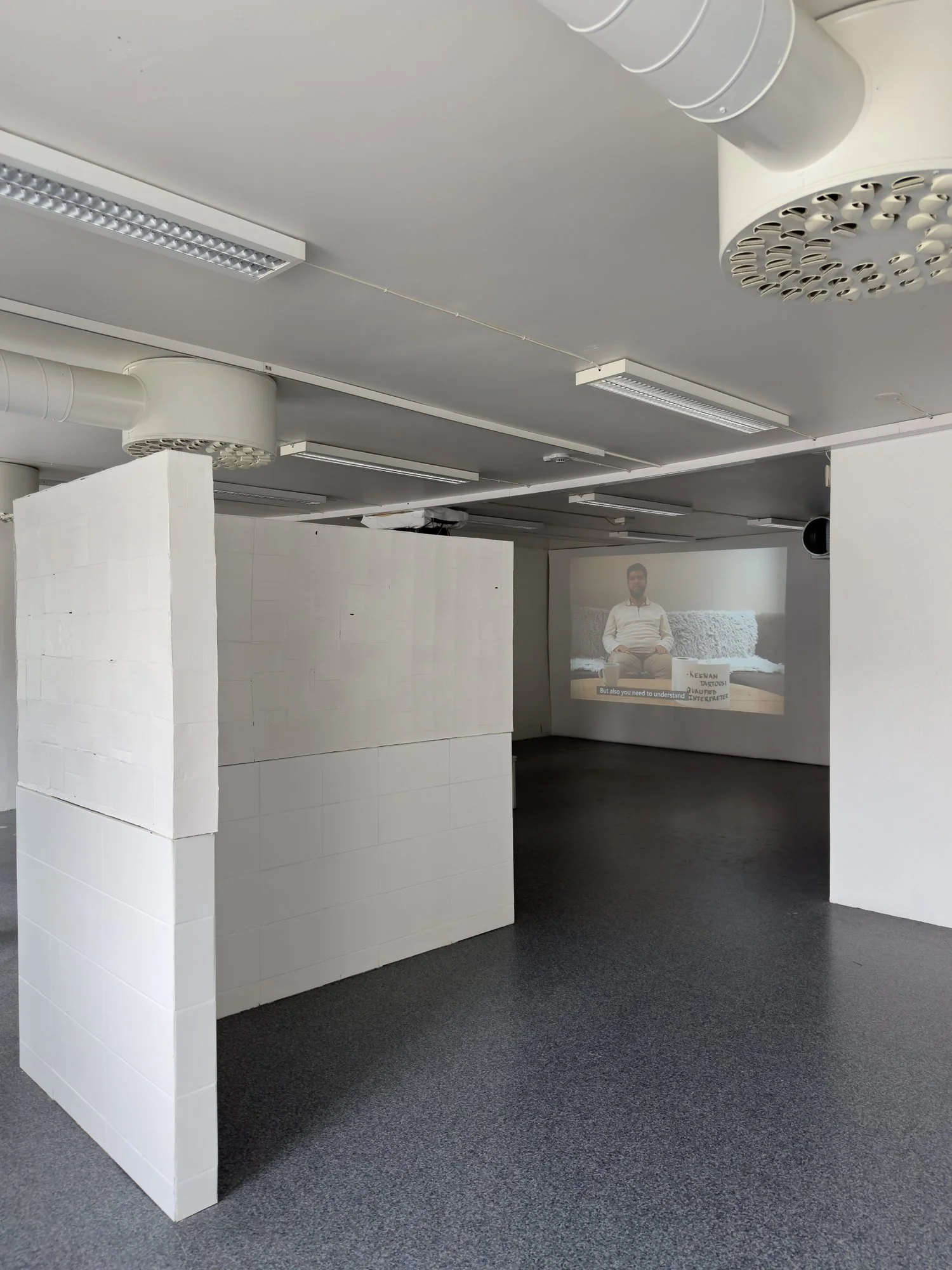   dele rom med epsonesker,  installasjon av Herman Skrinde. I bagrunnen vises videoverket  The Shapes of Meaning  av Anondo Goldar. Foto: Hilde Sørstrøm.  