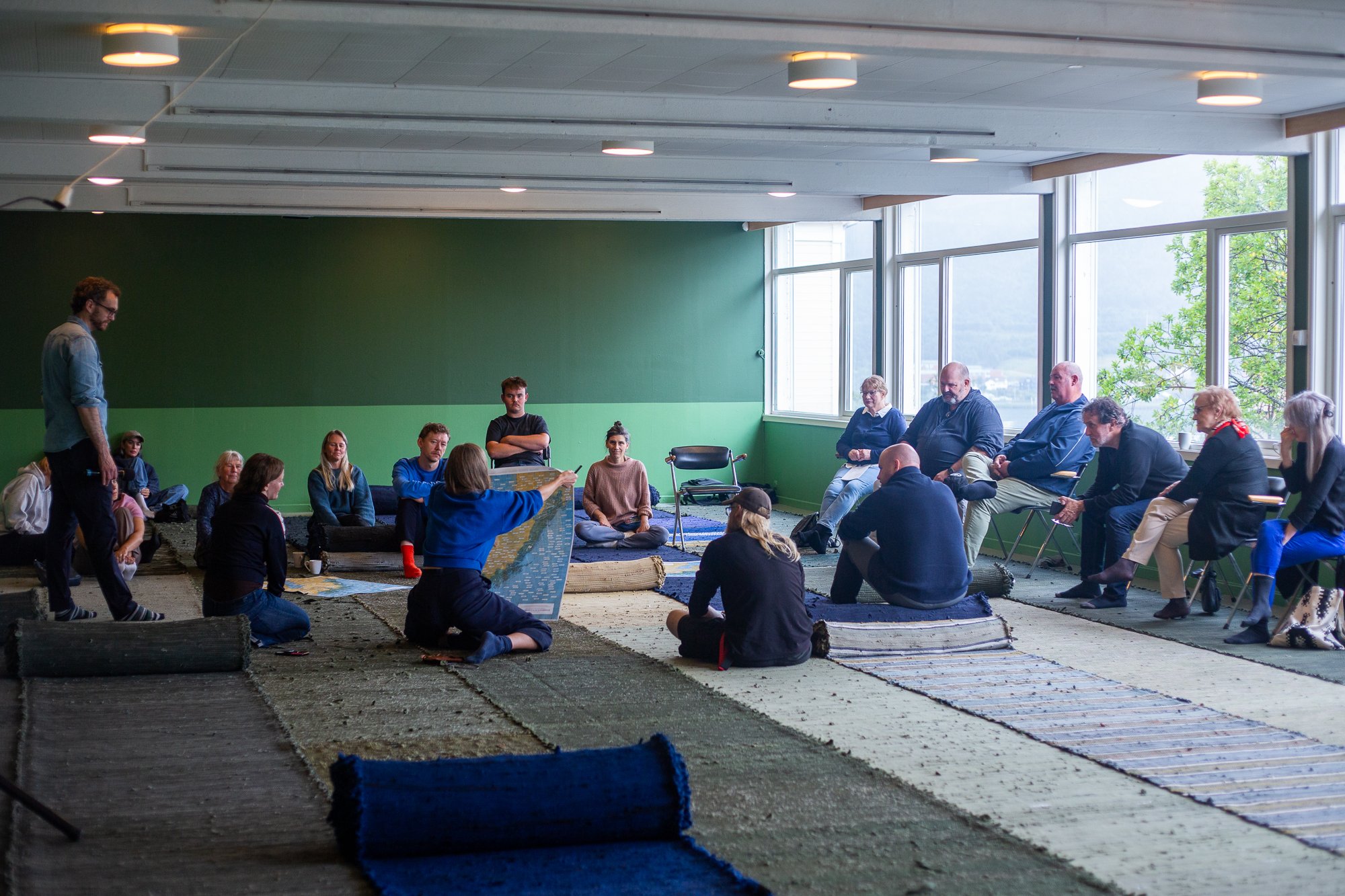  Fortellerstund med kunstner Toril Johannessen i utstillingen  Avskrekking og beroligelse  ved Tromsø Kunstforening i august 2025. Foto: Daniela Toma / Tromsø Kunstforening 