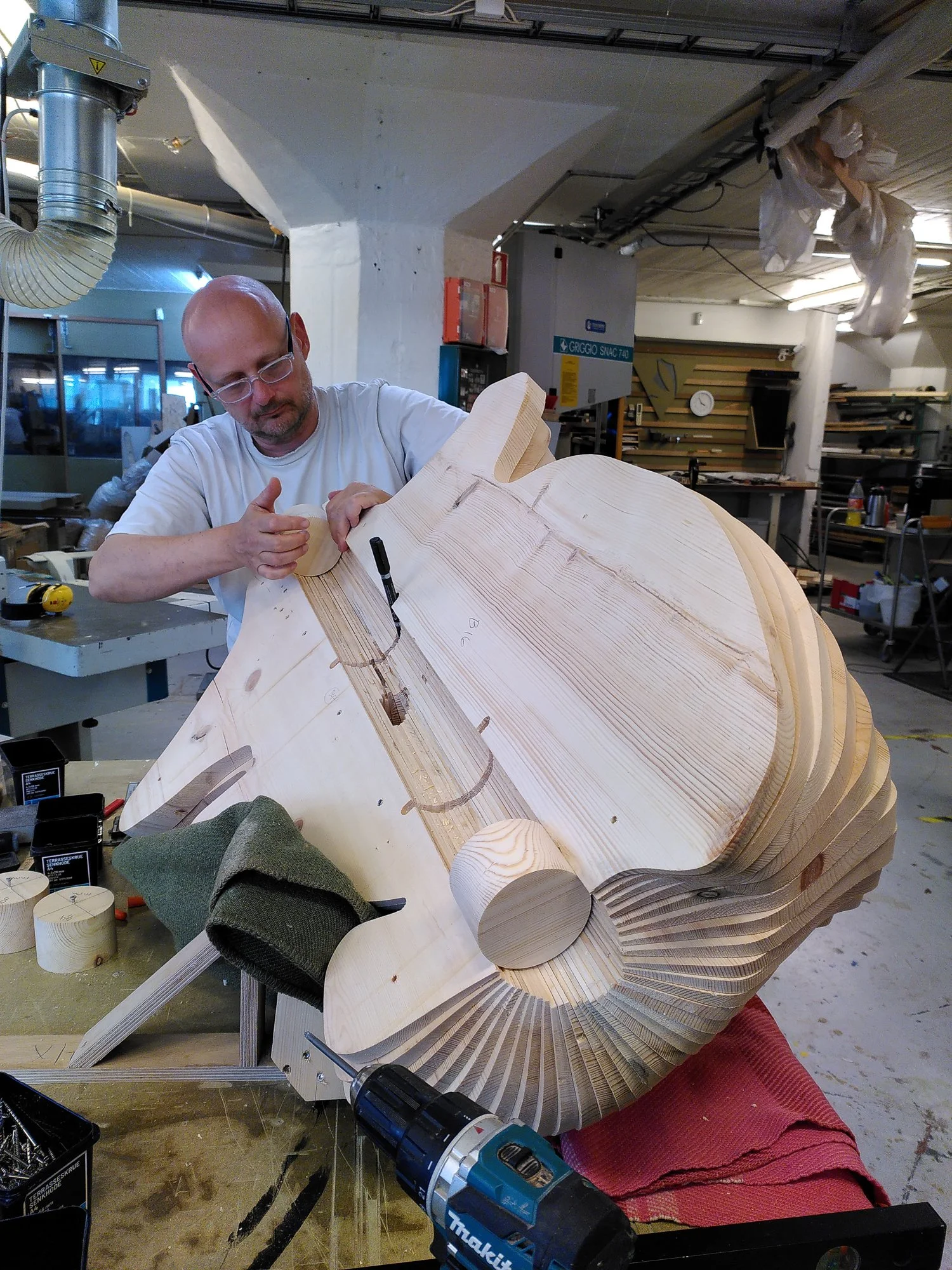  Kunstner Arne Skaug Olsen arbeider med en av de syv skulpturene som å utgjør Toril Johannessens verk  Bunden form  (2025) i utstillingen Lorck Schive Kunstpris 2025 på Trondheim Kunstmuseum.  Bunden form  er produsert sammen med Skaug Olsen, Soheil 