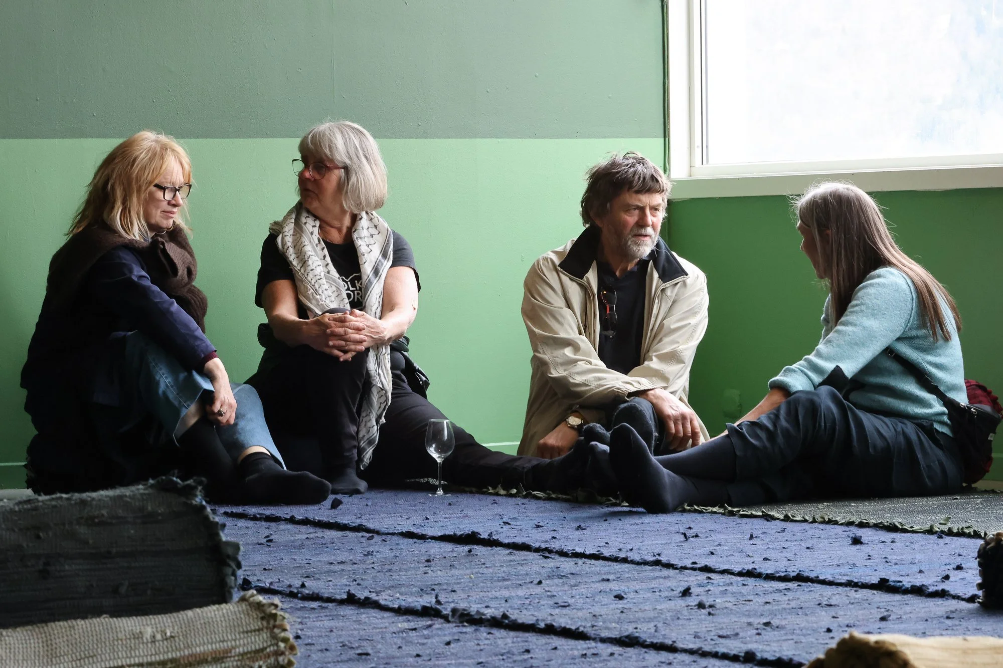  Fra åpningen av  Avskrekking og beroligelse  på Tromsø Kunstforening. Foto: Courtney B. Ropp/Tromsø Kunstforening 
