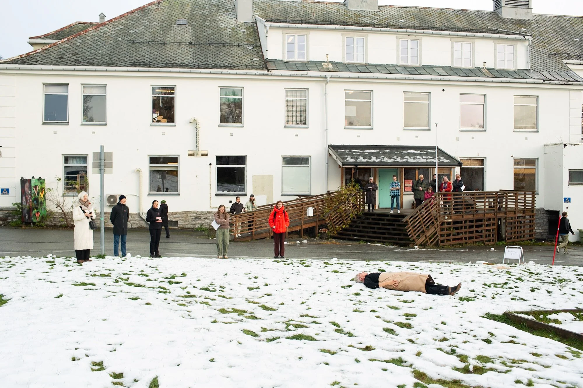  Tromsø Open 2025 ble arrangert på «Kysten» (Troms fylkeskultursenter) som huser det som trolig er Nord-Norges største atelierfellesskap. Bildet er tatt under en performance med Sissel Aurland.  Foto: Daniela Toma / Tromsø Open 