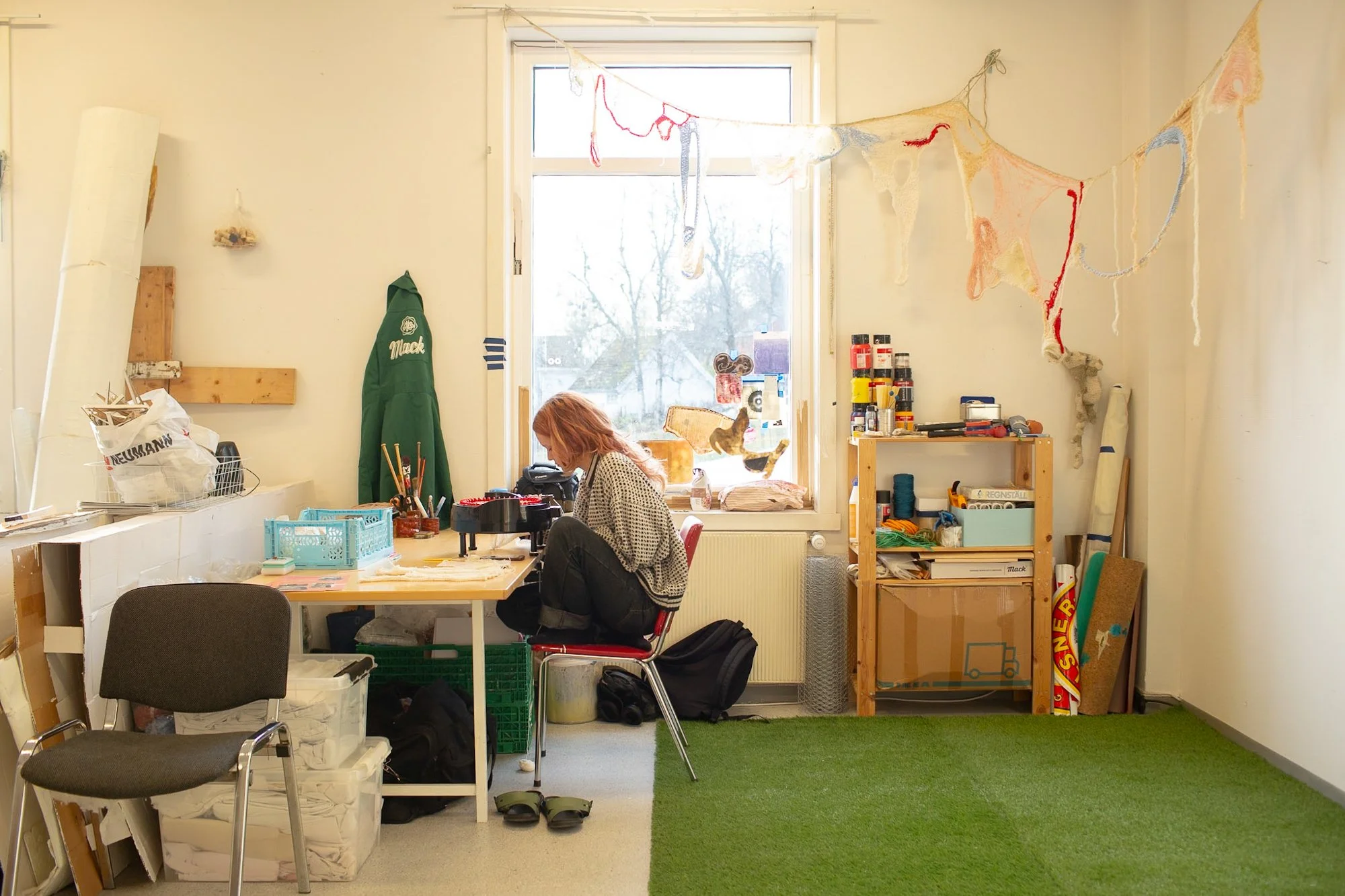  Py Tenor på sitt studio som hun deler med Herman Skrinde og Ingrid Søgaard. Alle tre gikk ut av Kunstakademiet i Tromsø våren 2025 og ble da tildelt etableringsstudio på Kysten. Foto: Daniela Toma / Tromsø Open 