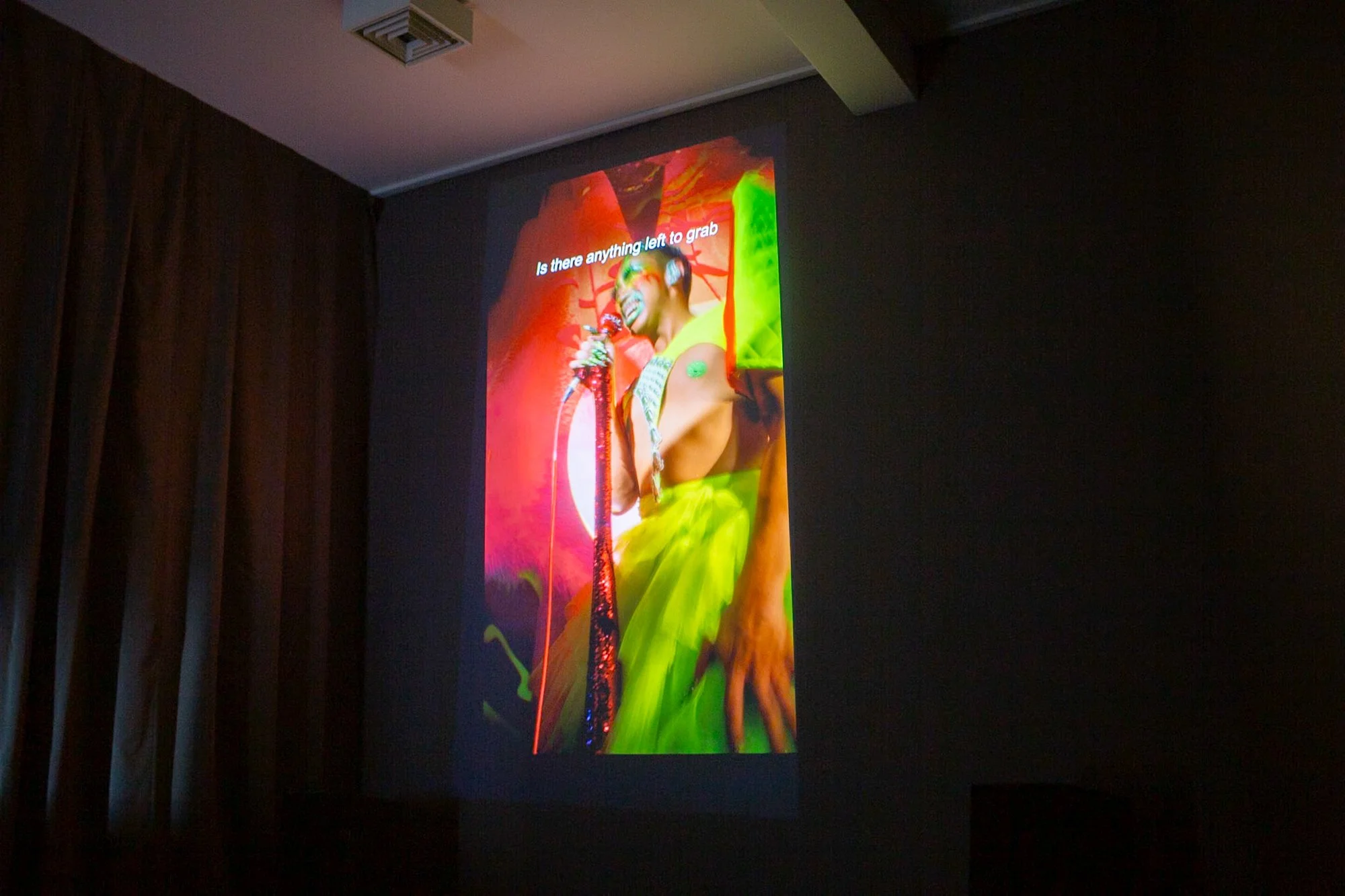   Sore Throat  (2023) av kunstnerduoen Bugarin + Castle. Foto: Daniela Toma / Open Out 
