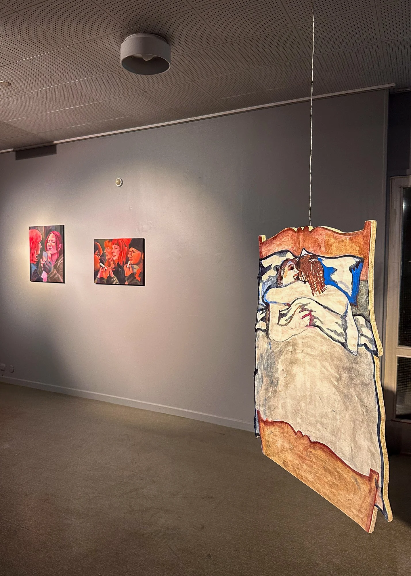    Et av Jonathan Danzers verk i serien  My Body, Longing for Your Body  (2024/2025). I bakgrunnen henger  Café Sara, 27. mai 2021  (2024) og  Trekanten, 5. februar (2023)  (2025), begge av Marianne Johansen. Foto: Hilde Sørstrøm 