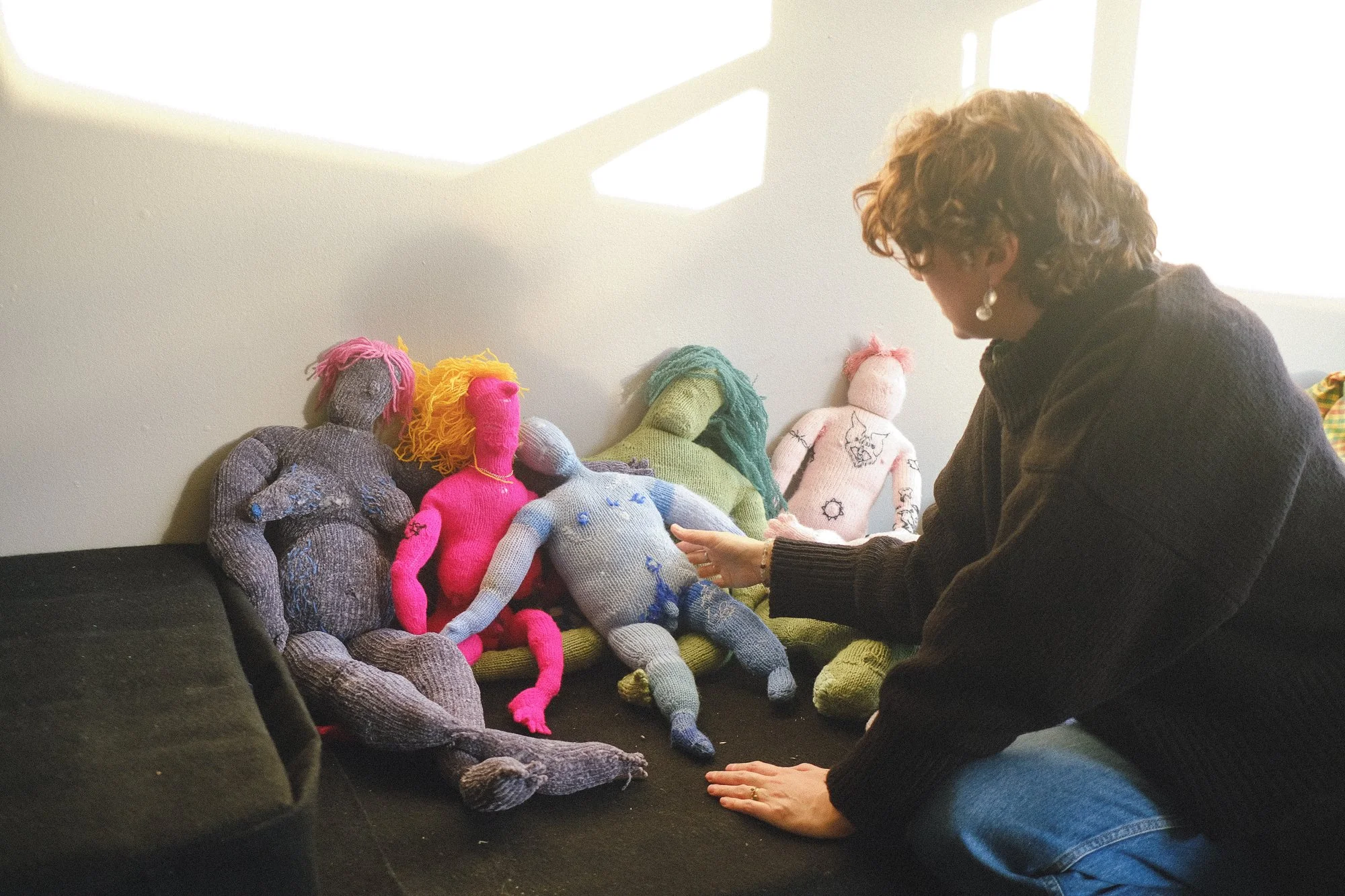  Marie Saures tekstilverk  My little guys  (2019–2025) under Open Out Festival 2025. Foto: Salomé Storm Fournet-Fayas 
