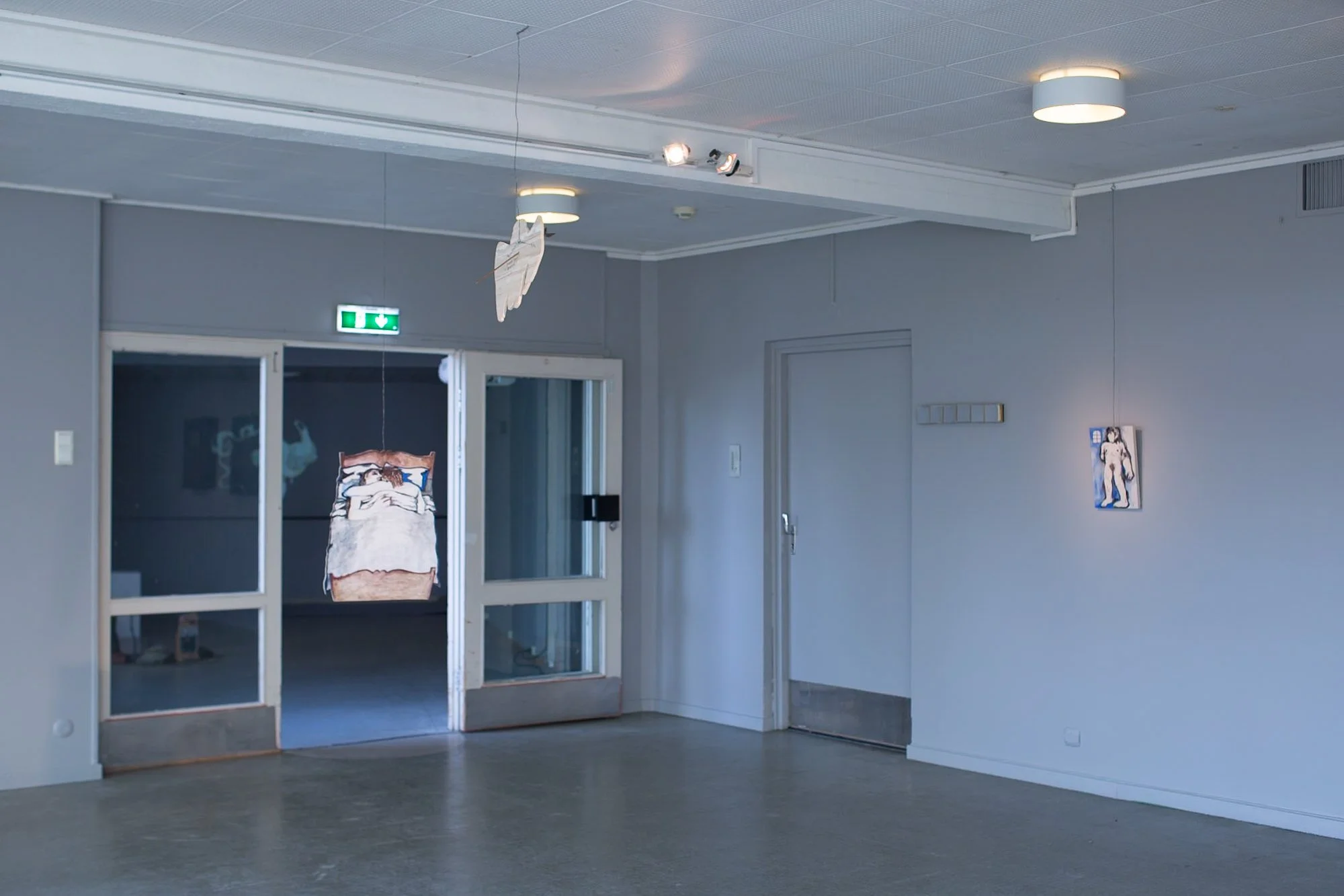 Jonathan Danzers akvarell-serie  My Body, Longing for Your Body  (2024/2025) var del av festivalutstillingen til Open Out Festival 2025. Utstillingen fant sted hos Tromsø Kunstforening som nå holder til i gamle Hvilhaug sykehjem. Foto: Daniela Toma 