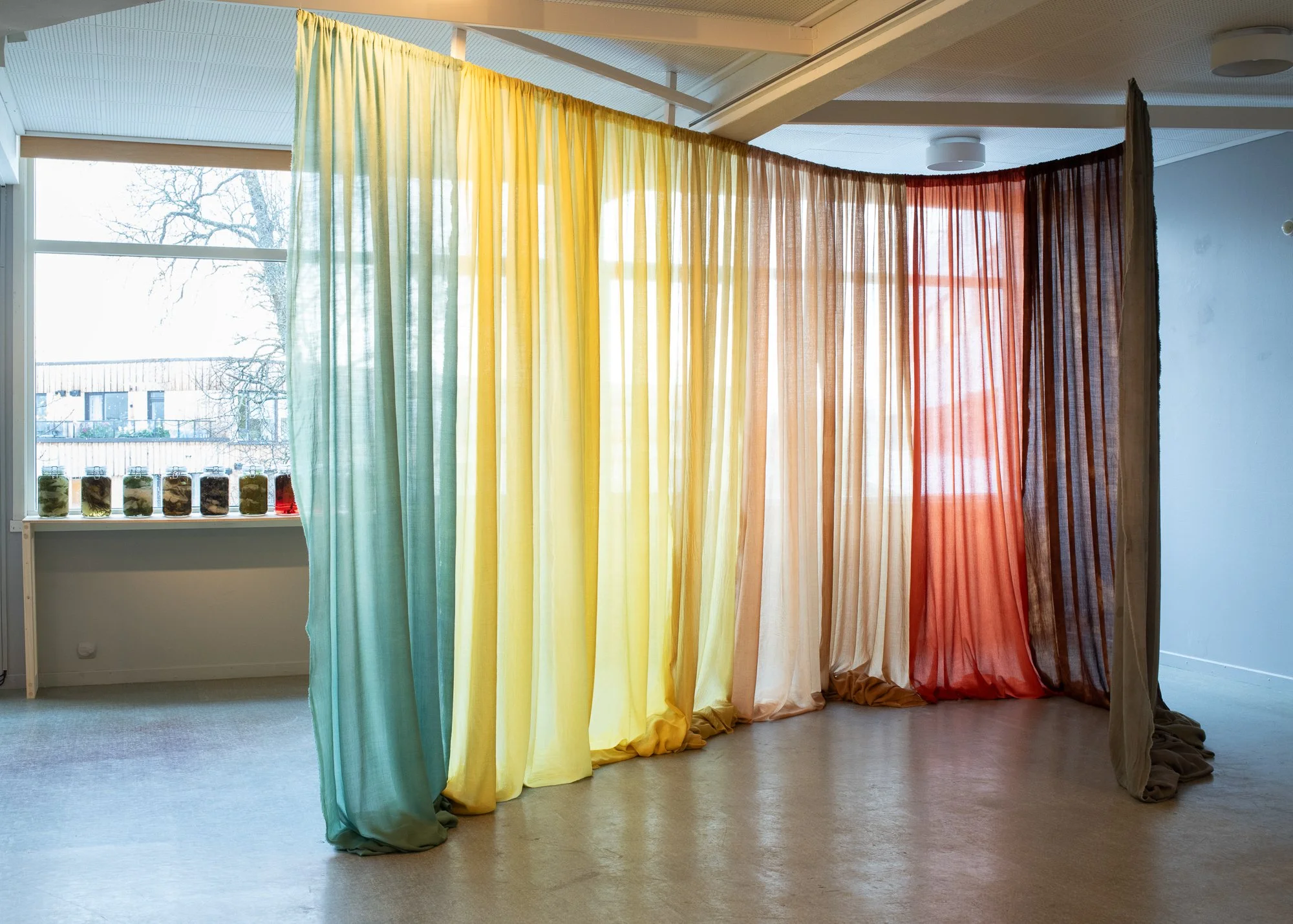   Fargeprismer fra naturen V , installasjon av Hilde Hauan Johnsen. Foto: Mihály Stefanovicz / Tromsø Kunstforening 
