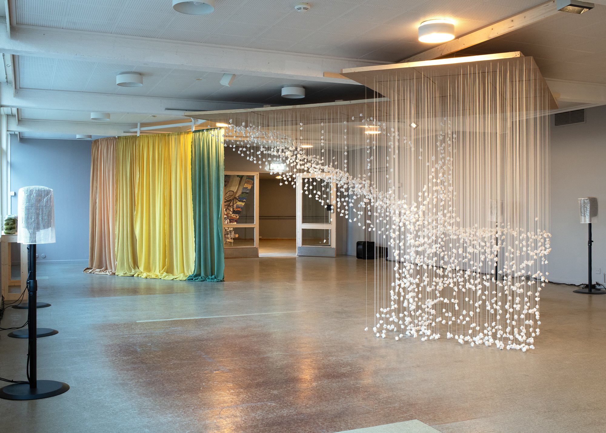  Jeg var her  (2025) ,  installasjon med 2500 porselensavtrykk og tråder av Kåre Alexander Grundvåg og flerkanals lydverk av Alexander Rishaug. Foto: Mihály Stefanovicz / Tromsø Kunstforening 
