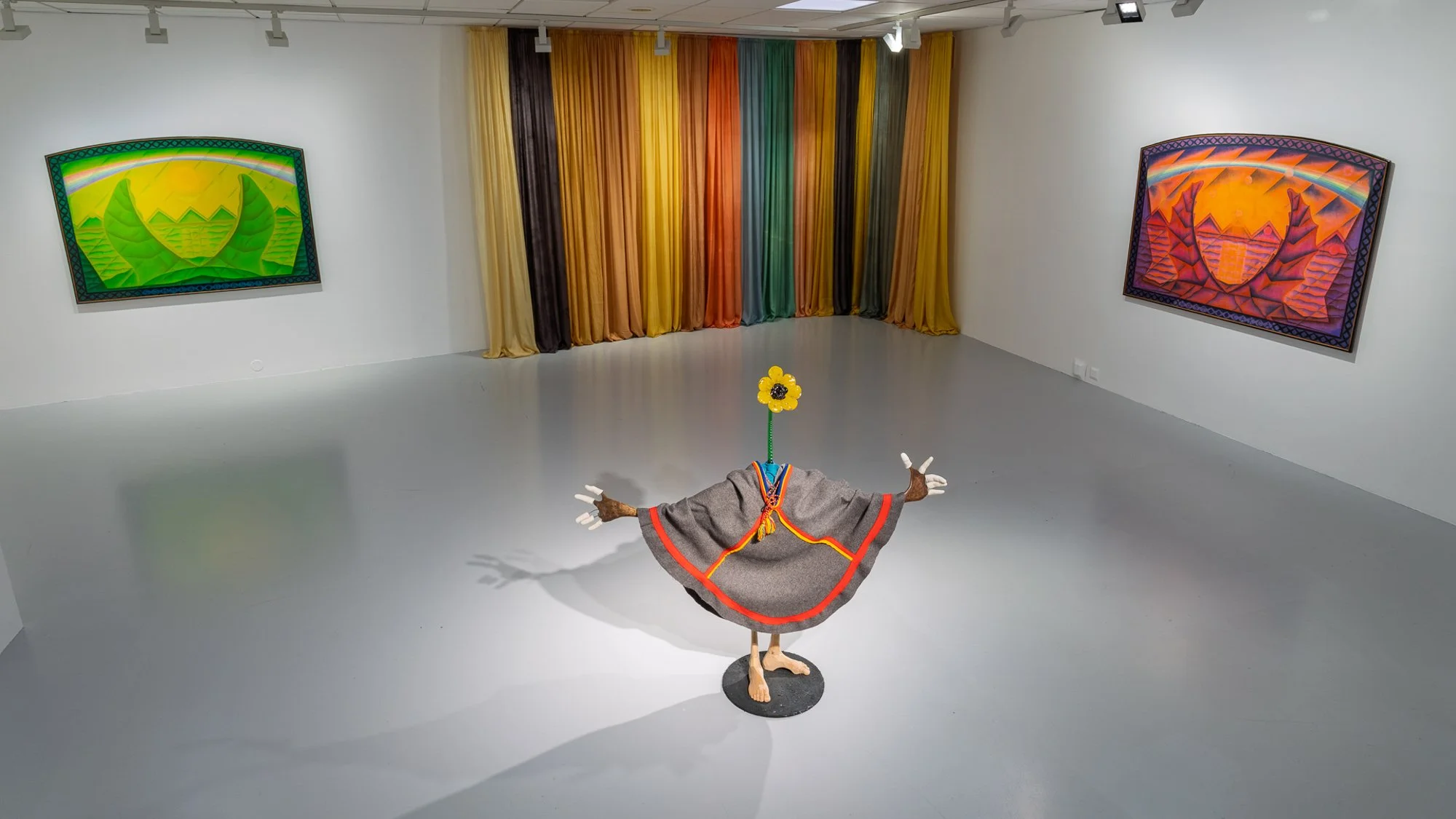   Syv ganger solens farge , utstilling hos Nordnorsk Kunstnsersenter, her med malerier av Alf Magne Salo, tekstilinstallasjon av Hilde Hauan Johnsen og skulptur av Olof Marsja. Foto: Kjell Ove Storvik / Nordnorsk kunstnersenter. 