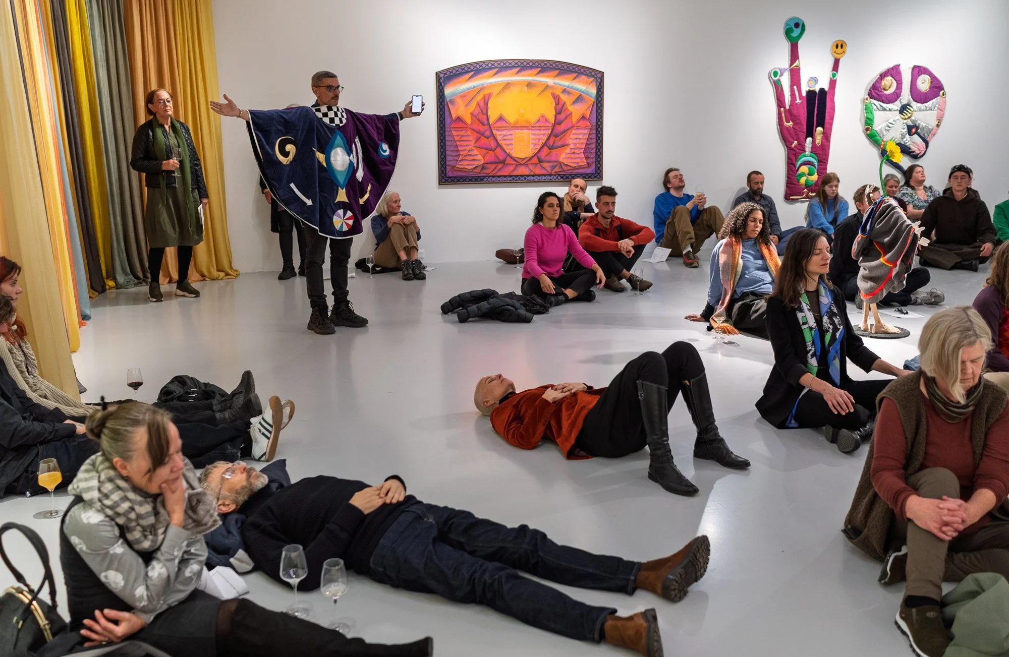   Rainbow Unit Ceremony  (2025), performance av Angelo Plessas. Foto: Kjell Ove Storvik / Nordnorsk kunstnersenter. 