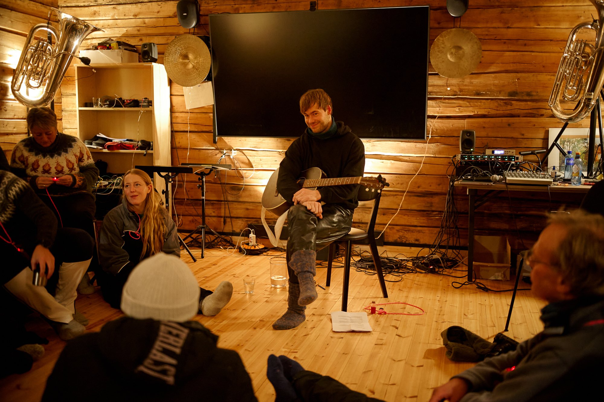  Ivar Beddari med gitar. Foto: Aleksej Tsalko / Pikene på broen 