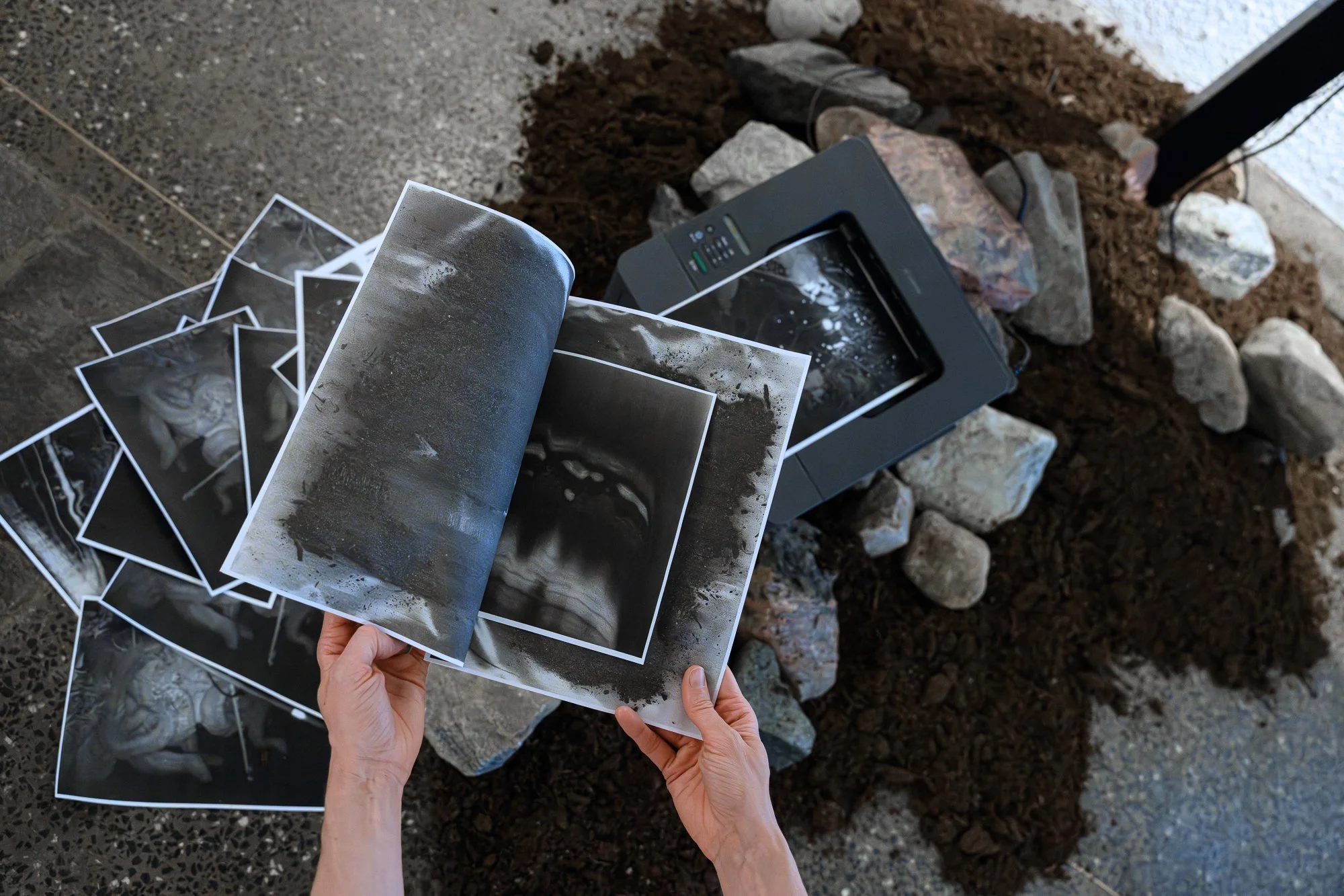  Annike Flos  Jærtegn  bestod også av en printer på Sør-Varanger bibliotek som daglig printet nye sider til en fanzine. Foto: Kjell Gunnar Monsen.  