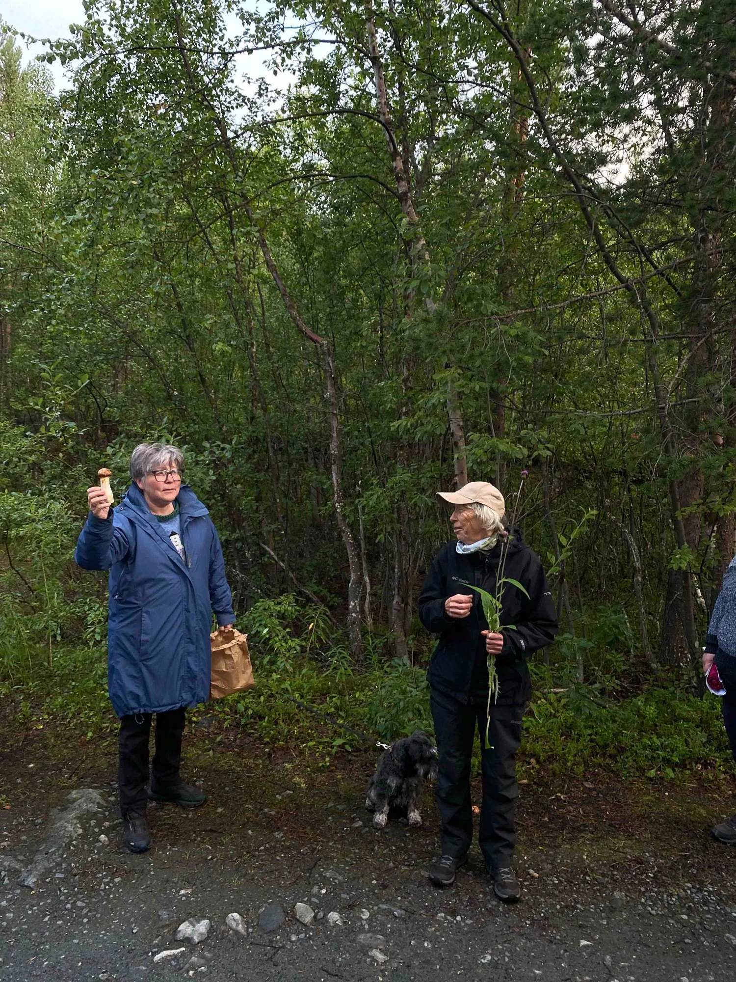  Jordvandring med Miraculix sopp- og nyttevekstforening ved Line Moe og Irene Karlsen. Foto: Kjell Gunnar Monsen 