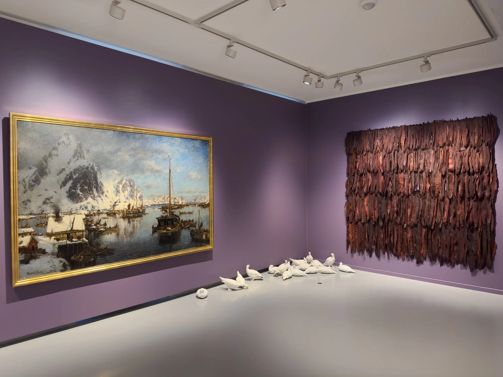  F.v.: Fra  Svolvær , oljemaleri av Gunnar Berg,  De uskyldige,  installasjon i keramikk av Marit Landsend og  2022  (2022),  installasjon i i garvet fiskeskinn av Solveig Ovanger.  Foto: Hakapik / Hilde Sørstrøm 