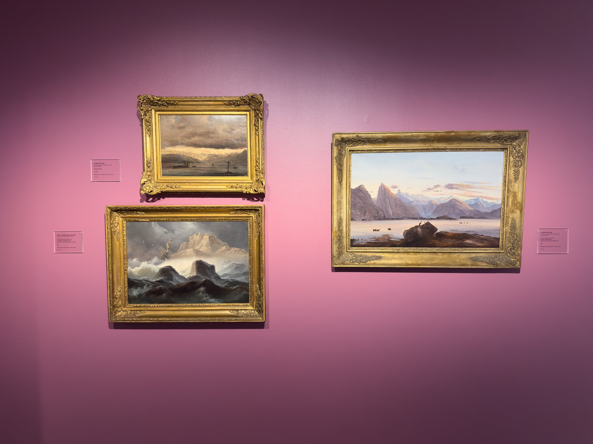  Nederst til venstre ser vi  Storm ved den norske kyst (1846),  oljemaleri av Knud Andreassen Baade. Over og ved siden henger oljemaleriene  Tromsøesund  (ca. 1850) og F ra Nordlandskysten  (1846), begge av Christian Due. Foto: Hakapik / Hilde Sørstr