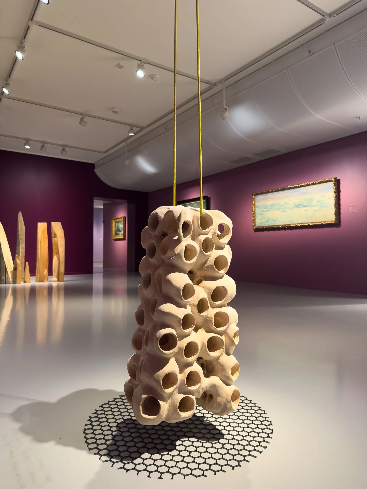   Arkitektur for gjær  (2019), skulptur i tre av Kåre Alexander Grundvåg. Foto: Hakapik / Hilde Sørstrøm 