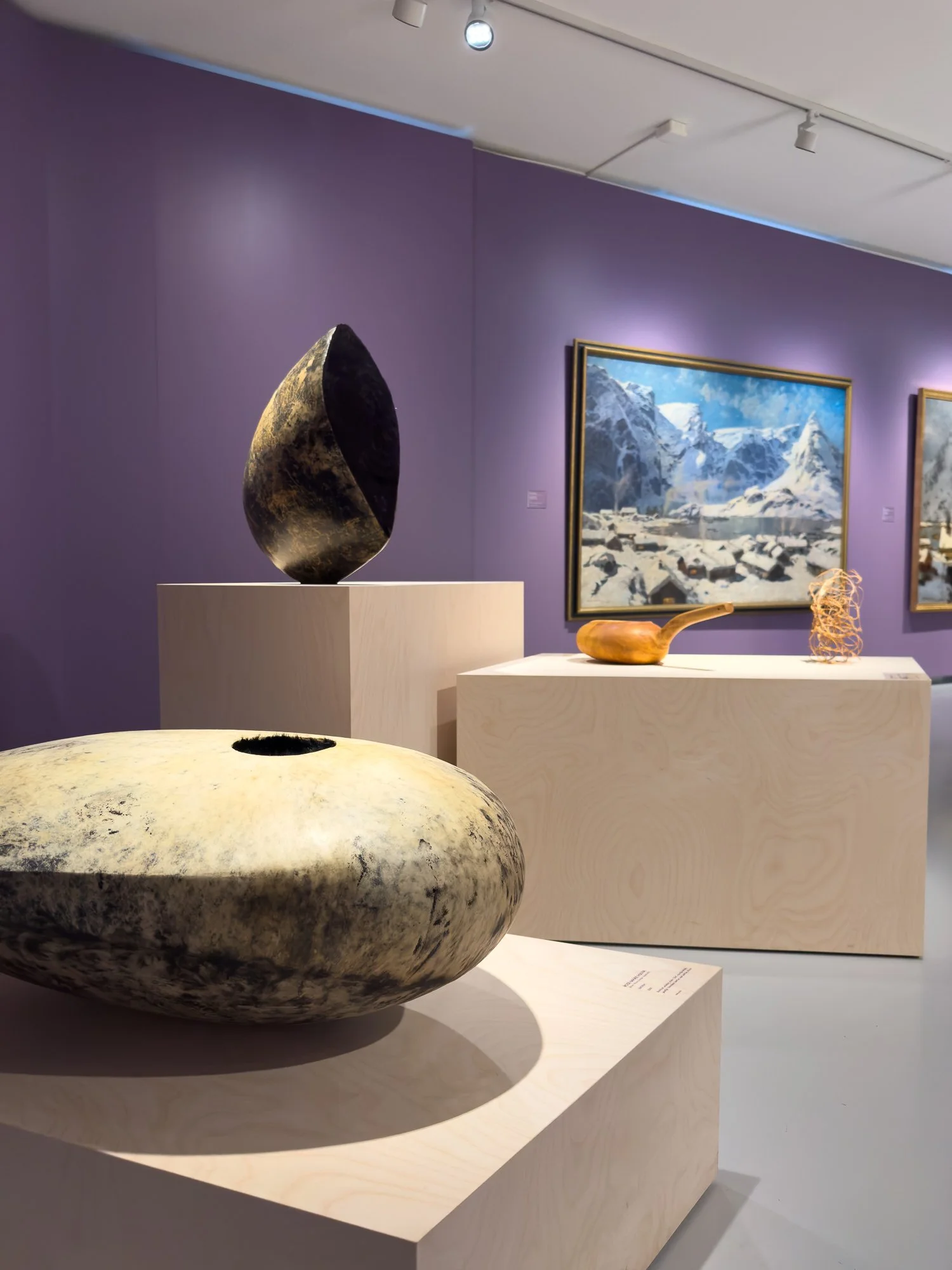  Fra utstillingen Til naturen. I forgrunnen står  Gienna  (2000). Skulptur i reinhud, selskinn og stein av Rose-Marie Huuva. Foto: Hakapik / Hilde Sørstrøm 