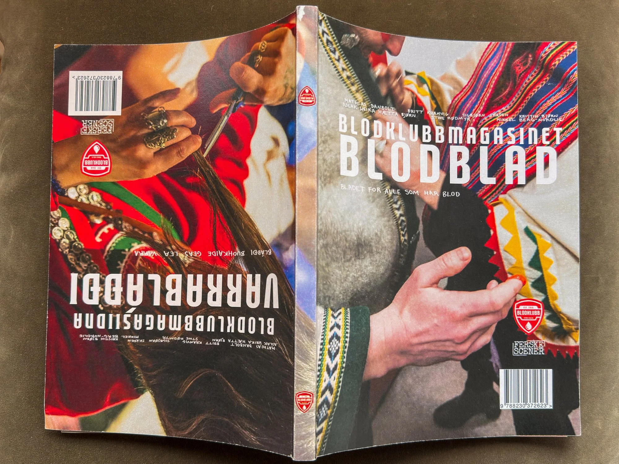   Blodklubbmagasinet Blodblad / Blodklubbmagasiidna Varráblđđi.  Foto: Hakapik 