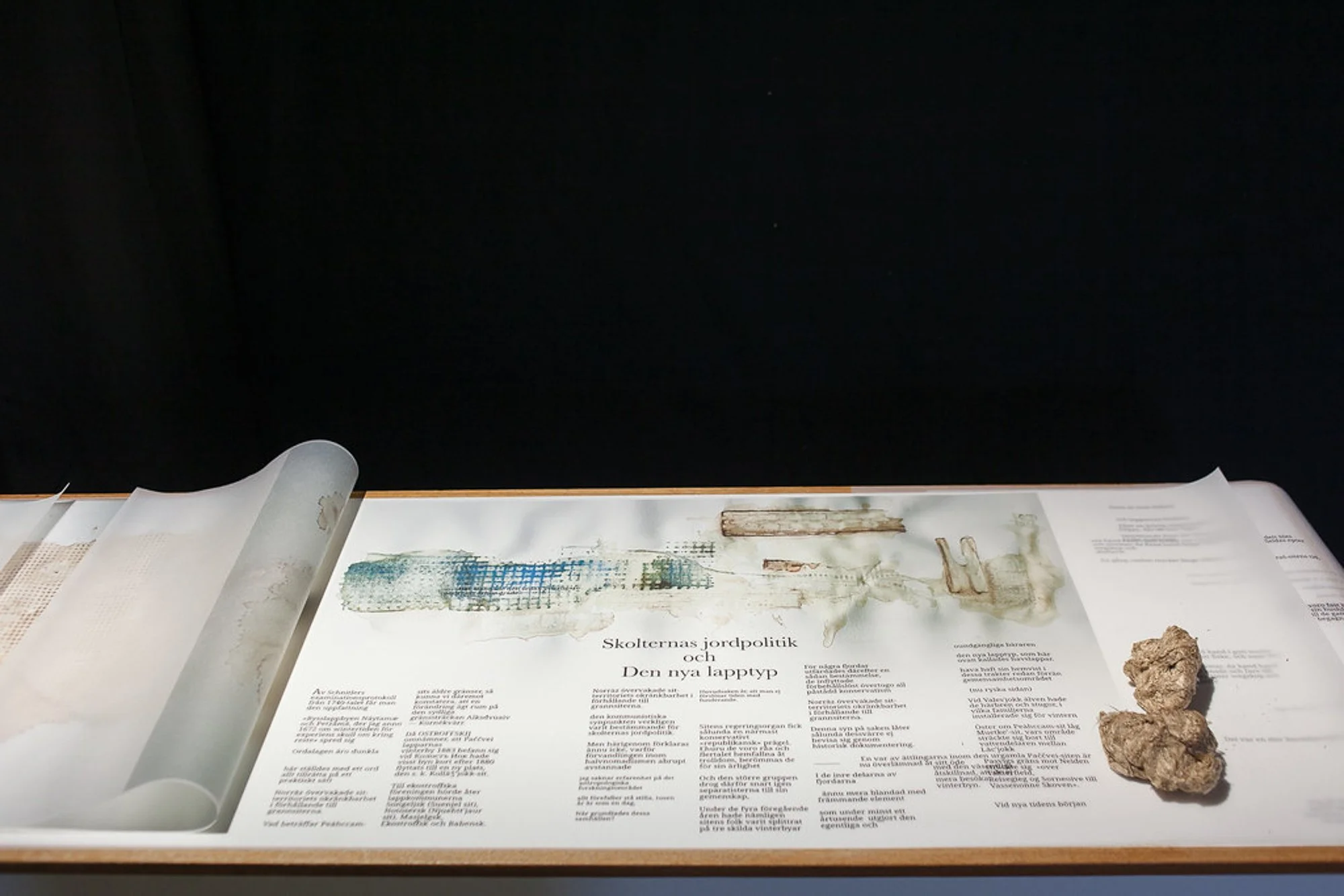   Detalj, Vid tidens början (2026)  av Silje Figenschou Thoresen og geolog/antropolog Väinö Tanner. Verket var del av festivalutstillinga The Border Crossed Us under Barents Spektakel 2026. Foto: Oleg Khadartsev 