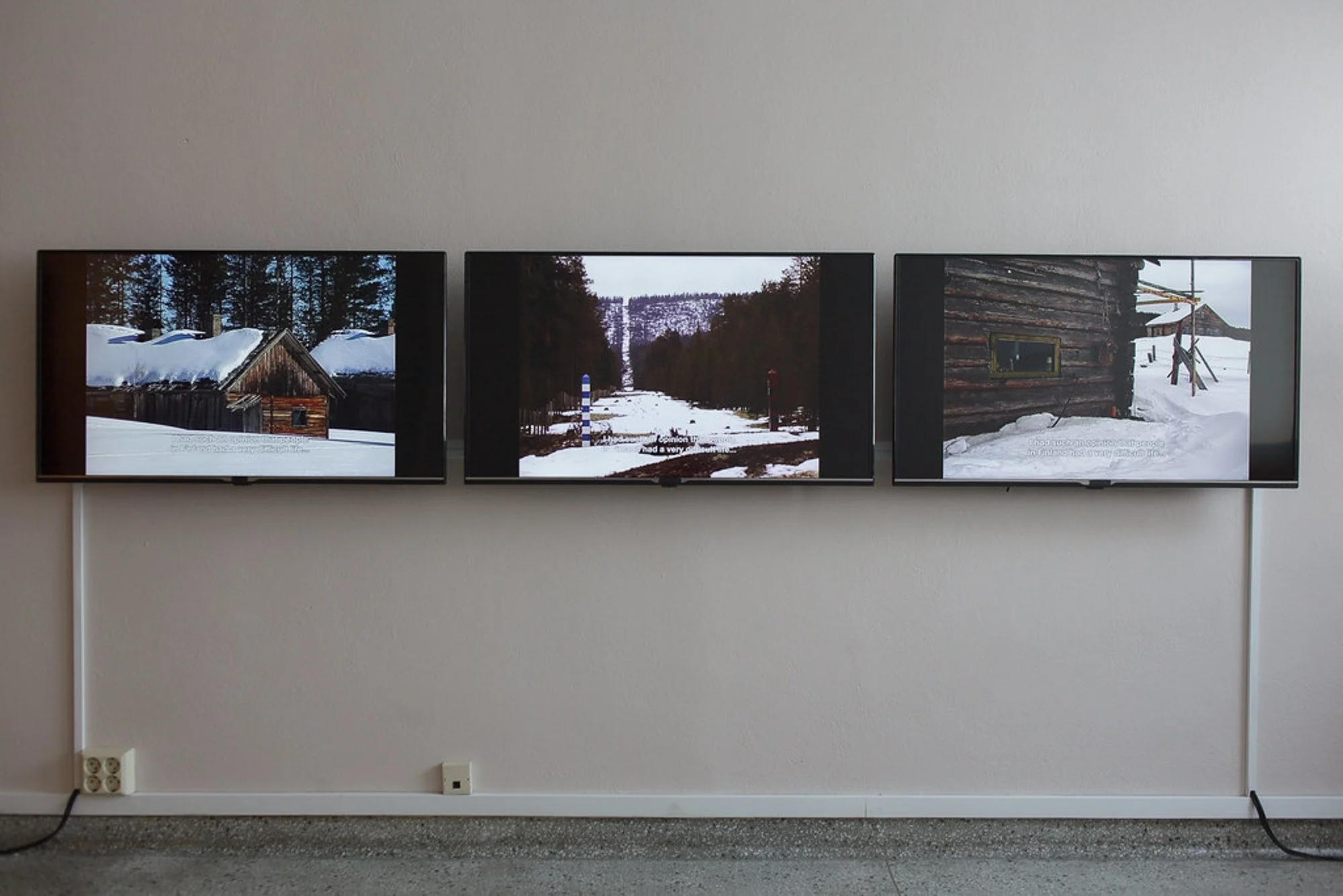   Borderlands  (2004), trekanals videoverk av Mark Roberts og Minna Rainio. Foto: Oleg Khadartsev 