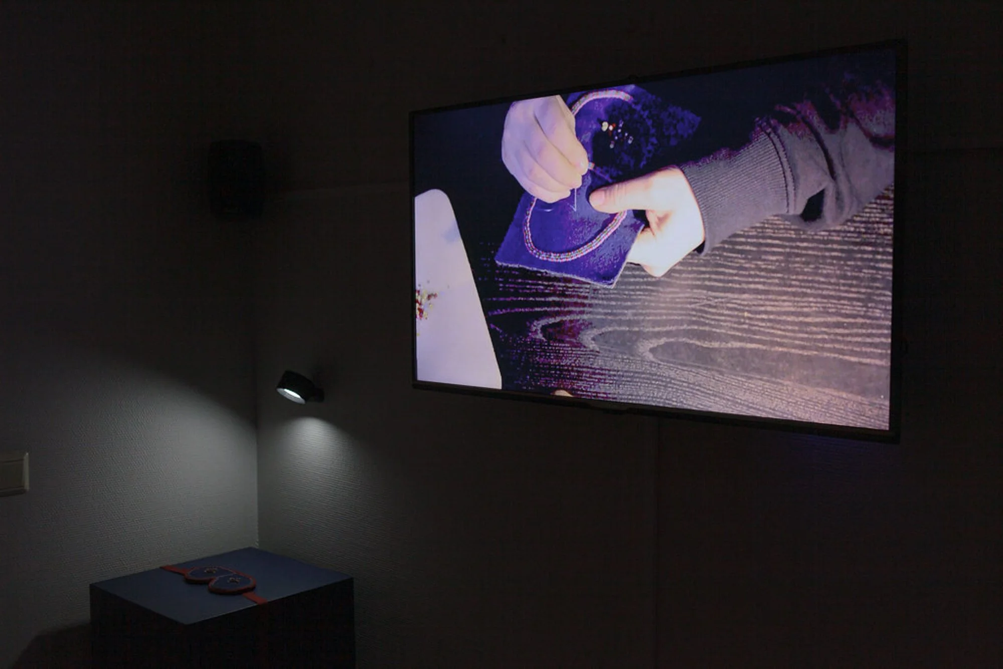   Luõmte'mes Cõõ'lmi tue'KKen / Behind The Lidless Eyes  (2026), installasjon med video og eit tekstilarbeid – ei sovemaske –&nbsp;av Erja Taskinen og Tuuli Malla. Foto: Oleg Khadartsev 