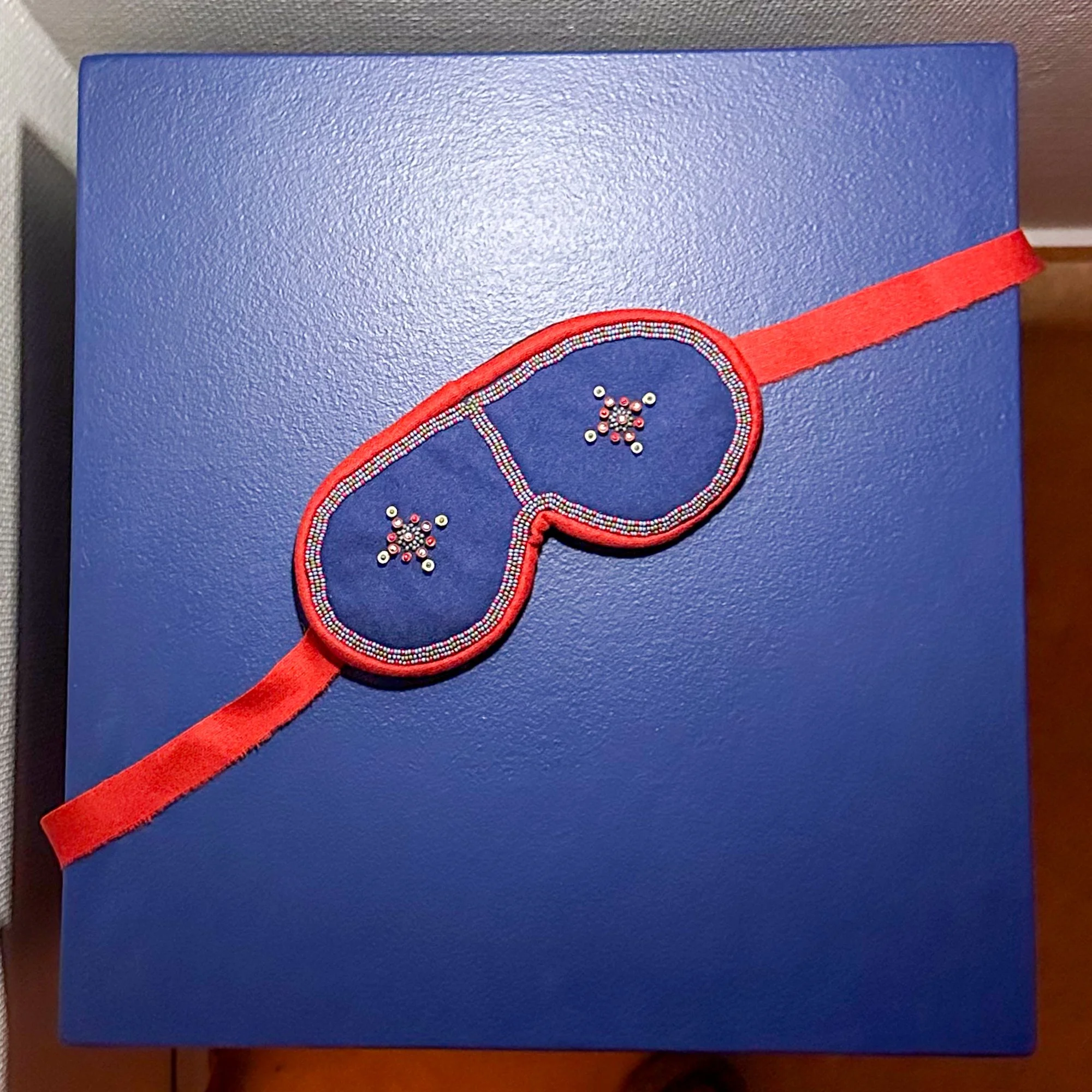   Luõmte'mes Cõõ'lmi tue'KKen / Behind The Lidless Eyes  (2026), installasjon med video og eit tekstilarbeid – ei sovemaske –&nbsp;av Erja Taskinen og Tuuli Malla. Foto: Hilde Sørstrøm 