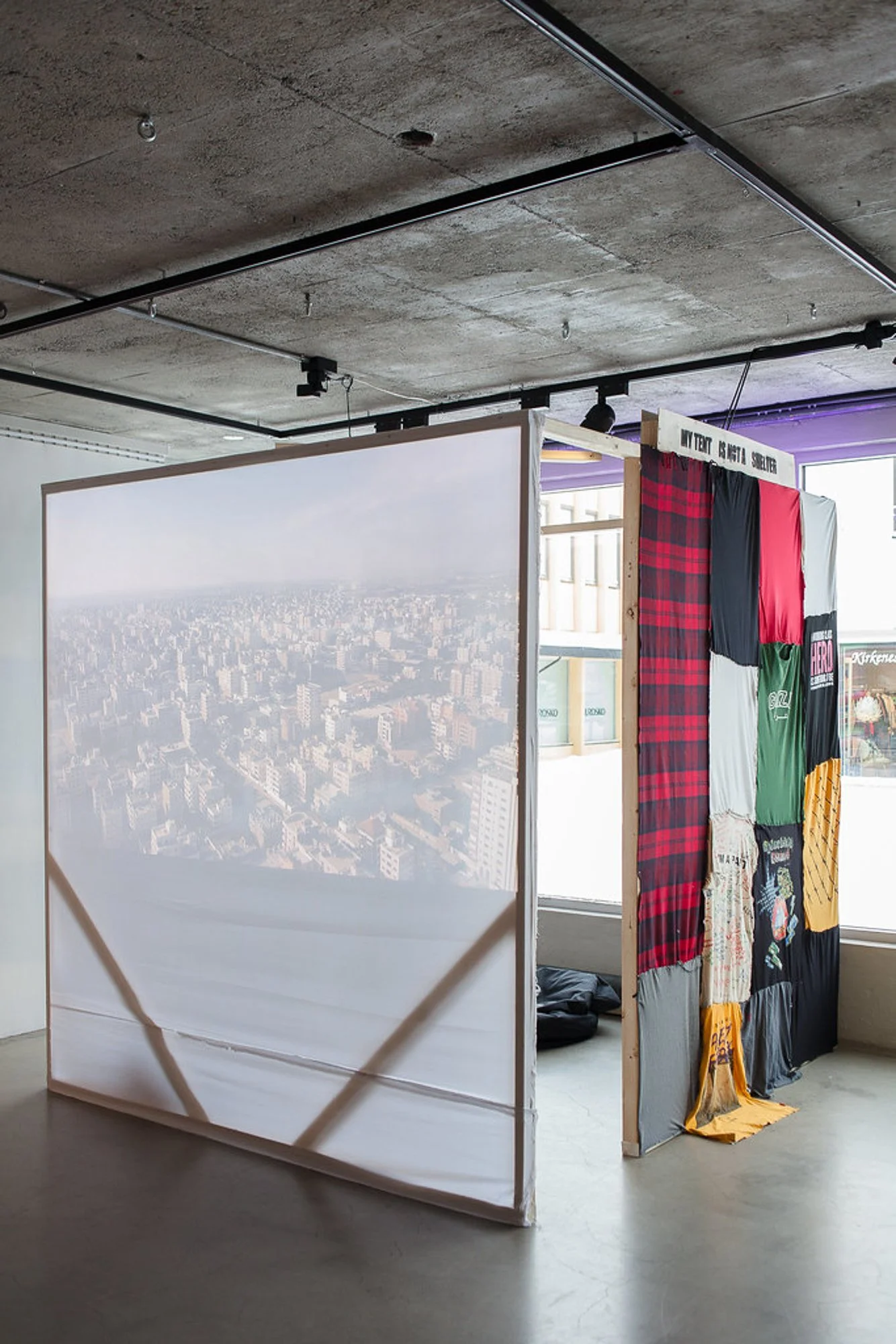   My tent is not a shelter   (2025-2026) av Mohamed Jabaly. Foto: Oleg Khadartsev 